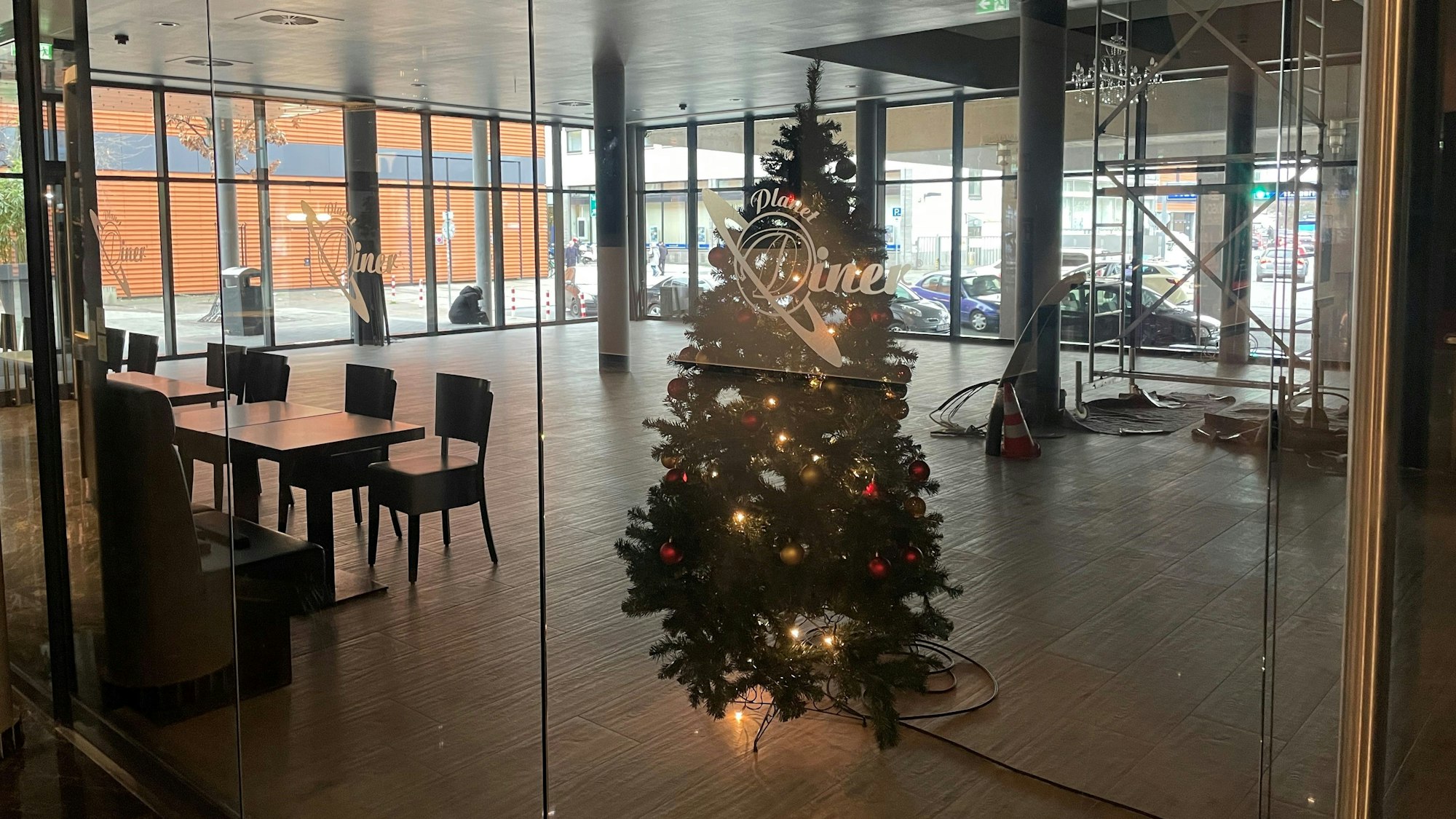 Der Weihnachtsbaum steht im neuen Restaurant im Kinopolis Leverkusen schon einmal.