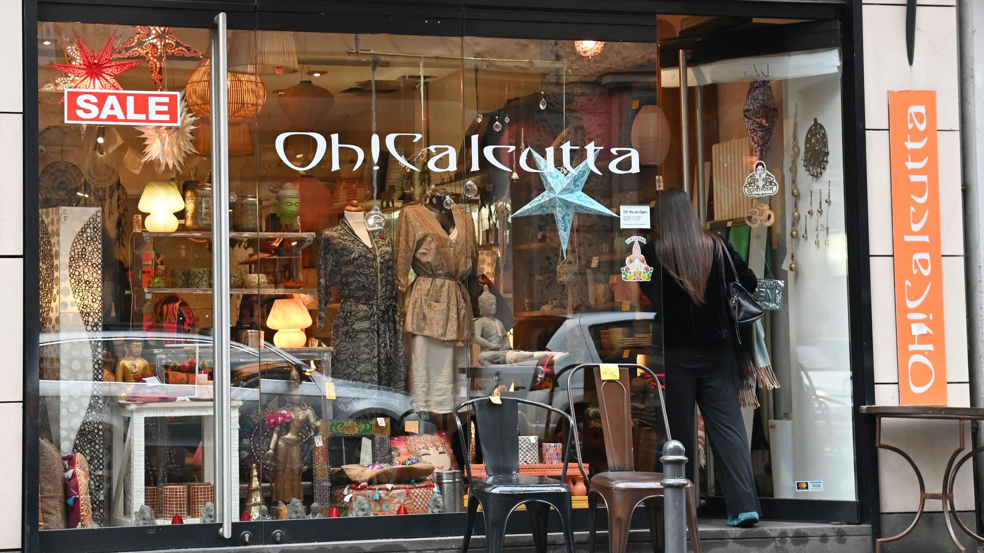 02.12.2025 Köln. Oh-Calcutta-Geschäft in der Innenstadt schließt nach 29 Jahren zum Jahresende (indische Möbel und Besonderheiten aus aller Welt). Foto: Alexander Schwaiger
