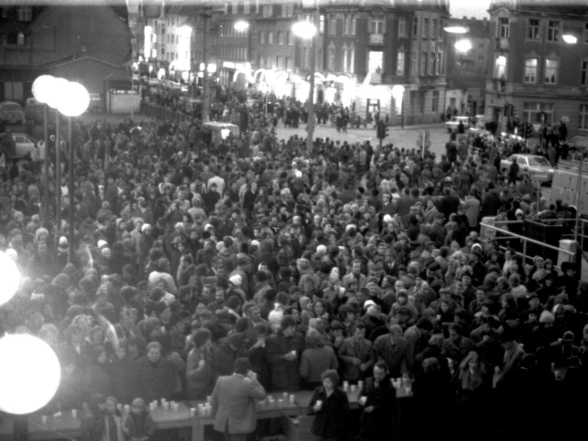 Am Abend des 6. Dezembers 1975 feierten tausende Wesselinger am Neuen Rathaus ihre neue Selbstständigkeit.