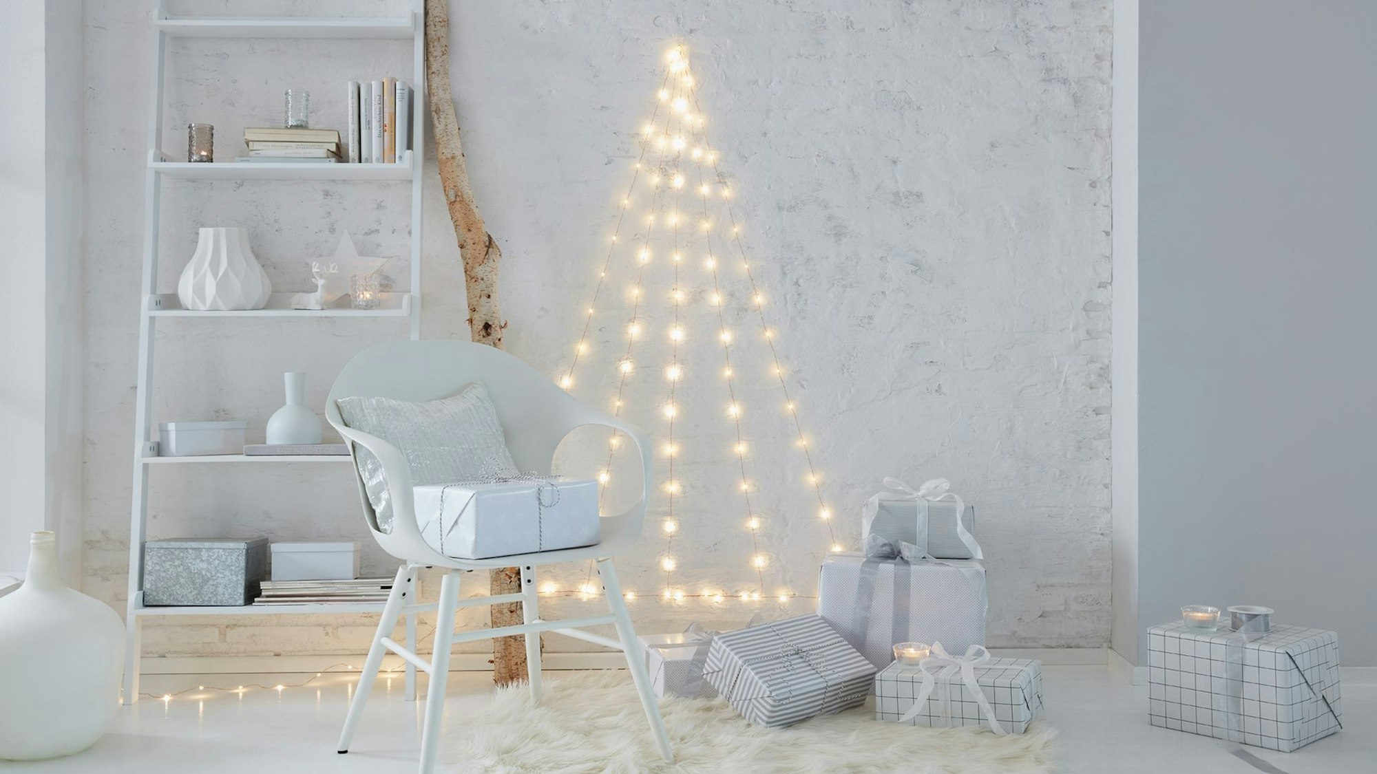 Pflegeleicht, platzsparend und blitzschnell angebracht - ein Weihnachtsbaum aus einer LED-Lichterkette.