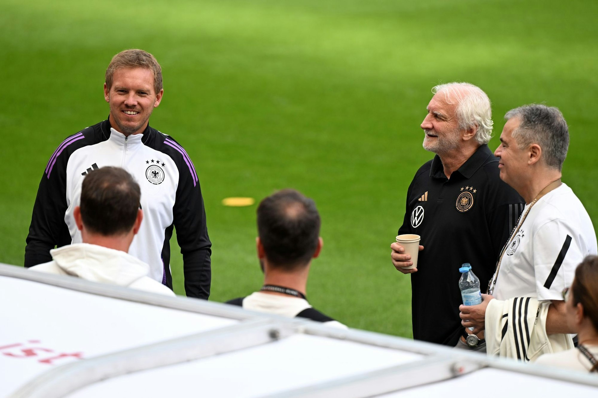 Julian Nagelsmann (l.) und Rudi Völler (2.v.r.) bekommen in Washington die WM-Gruppengegner zugelost. (Archivbild)