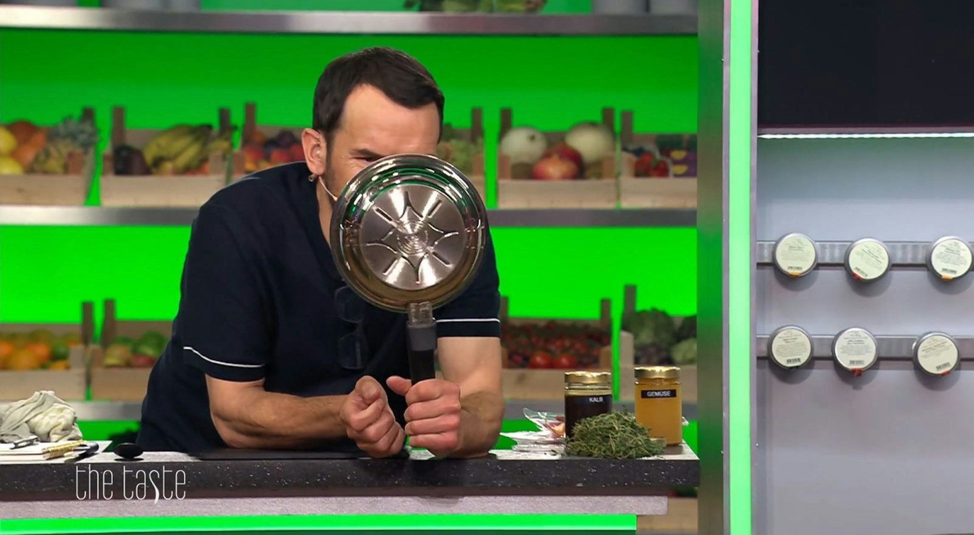 Pfanne, Pfanne, an der Wand: Steffen Henssler testet mit dem alten Märchenspruch, wer der beste „The Taste“-Koch im Land sein könnte. Die Antwort? Na klar! (Bild: Joyn/Screenshot)