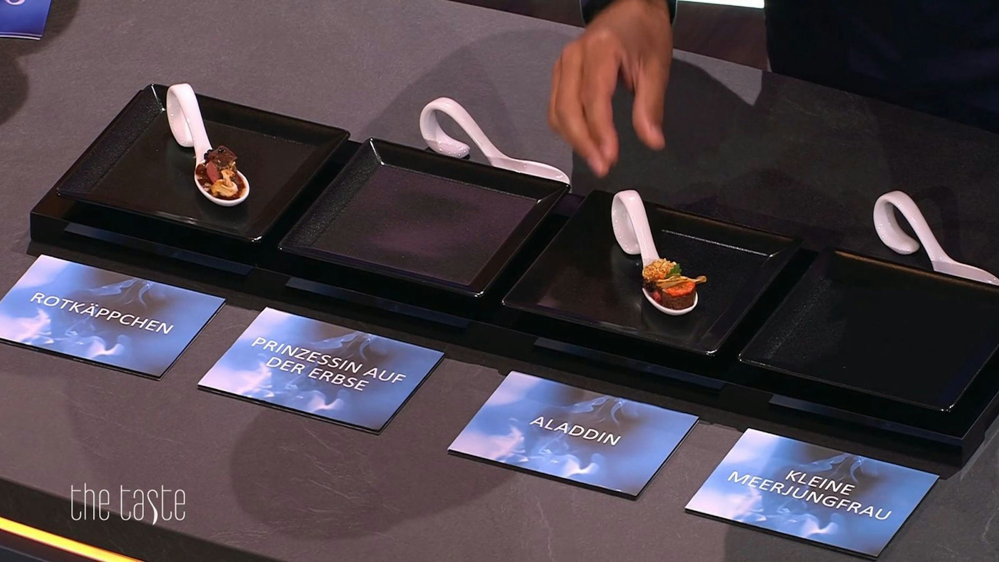 Für das Teamkochen wählt der Gast-Juror von Schloss Schauenstein Märchenthemen. (Bild: Joyn/Screenshot)