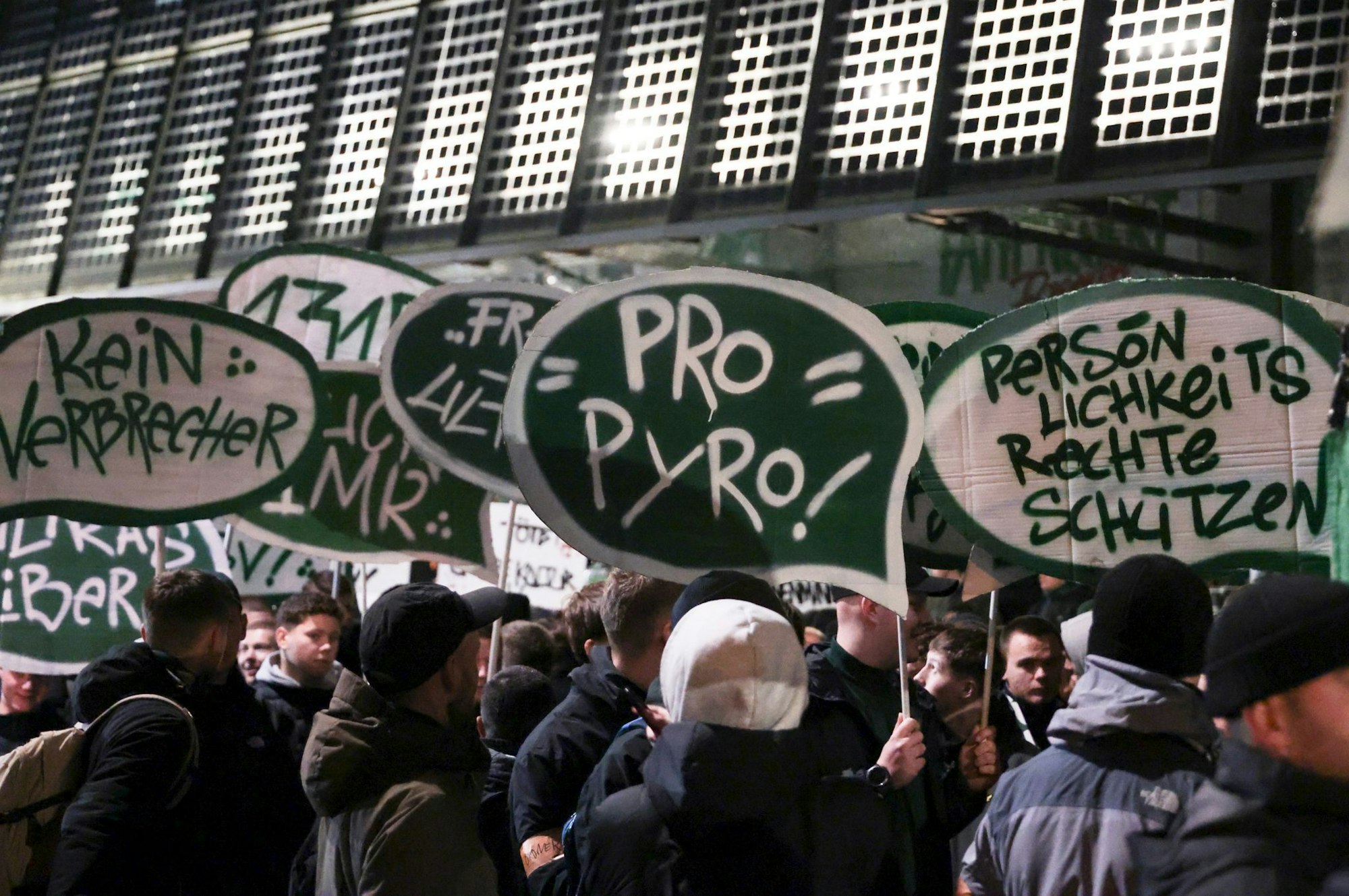 Am ersten Tag der Innenministerkonferenz in Bremen haben Hunderte Fußballfans gegen verschärfte Sicherheitsmaßnahmen beim Fußball demonstriert.
