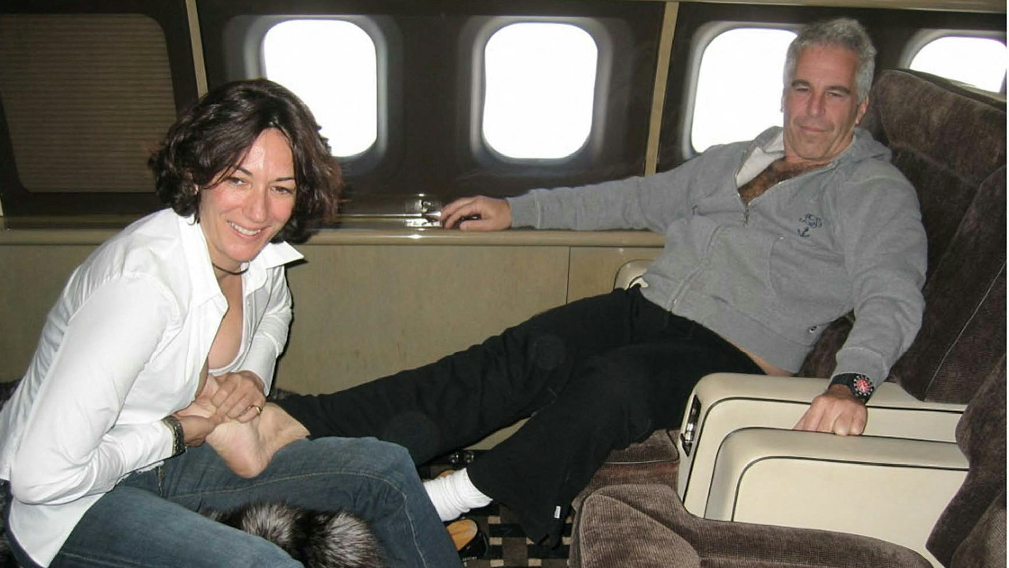 Dieses undatierte Bild aus dem Prozess, das 2021 vom US-Bezirksgericht für den südlichen Bezirk von New York veröffentlicht wurde, zeigt Ghislaine Maxwell und Jeffrey Epstein.