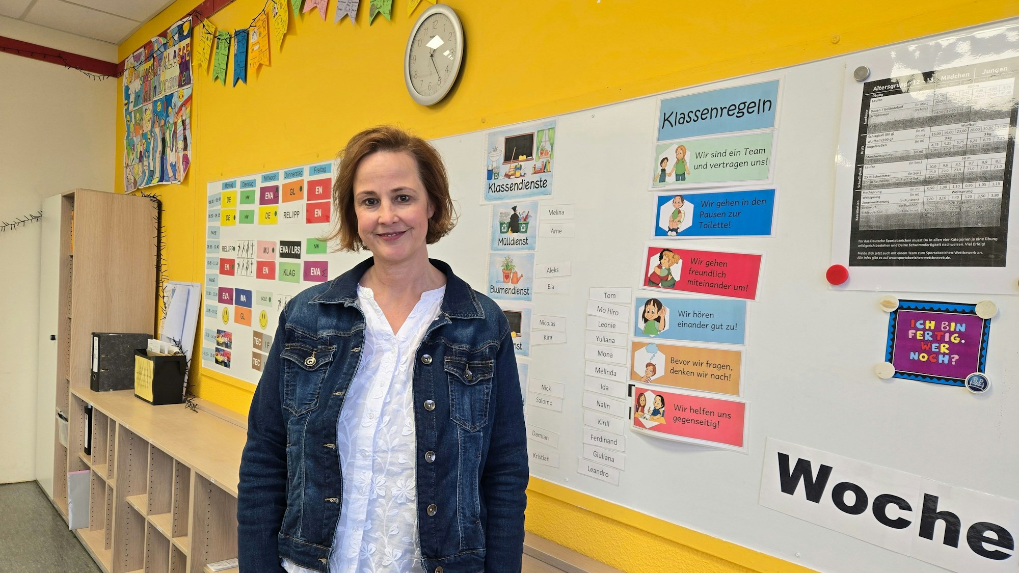 Eine Frau in einem Klassenzimmer.