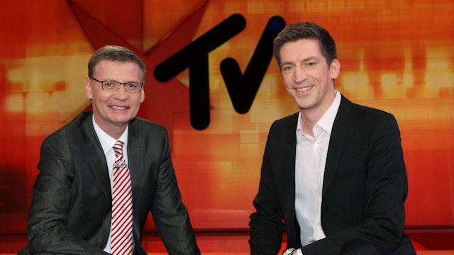 Das Foto zeigt Günther Jauch und Steffen Hallaschka in der Kulisse von Stern TV.