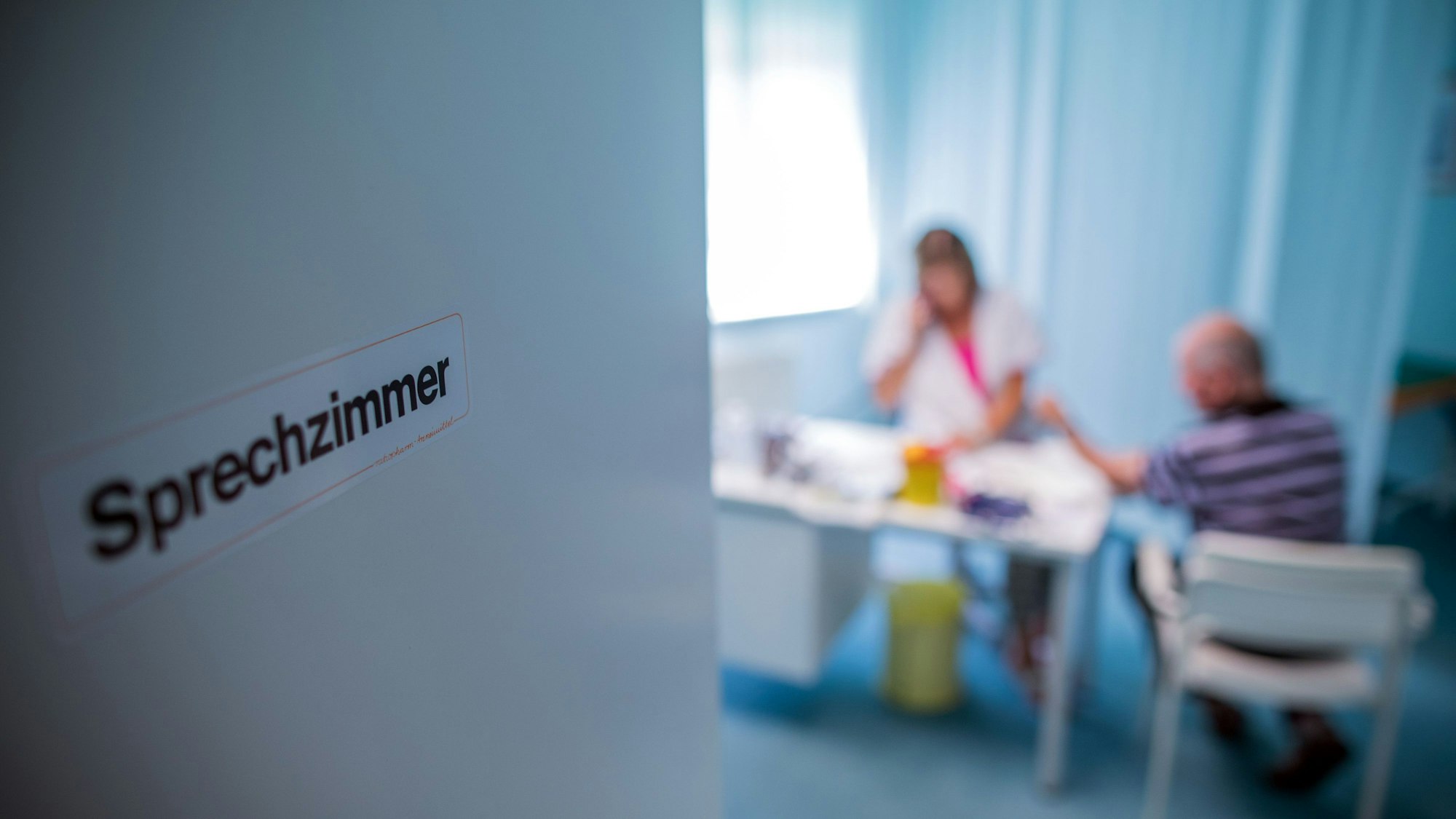 ARCHIV - 25.06.2019, Mecklenburg-Vorpommern, Hohen Wangelin: Stärkere Leistungen als bei der gesetzlichen Krankenversicherung gewünscht? Dann ist der Standardtarif der privaten Krankenkassen eher keine Option - denn die Leistungen ähneln denen der gesetzlichen Tarife. (zu dpa: «Beiträge für Private Krankenversicherung steigen kräftig») Foto: Jens Büttner/dpa/dpa-tmn +++ dpa-Bildfunk +++