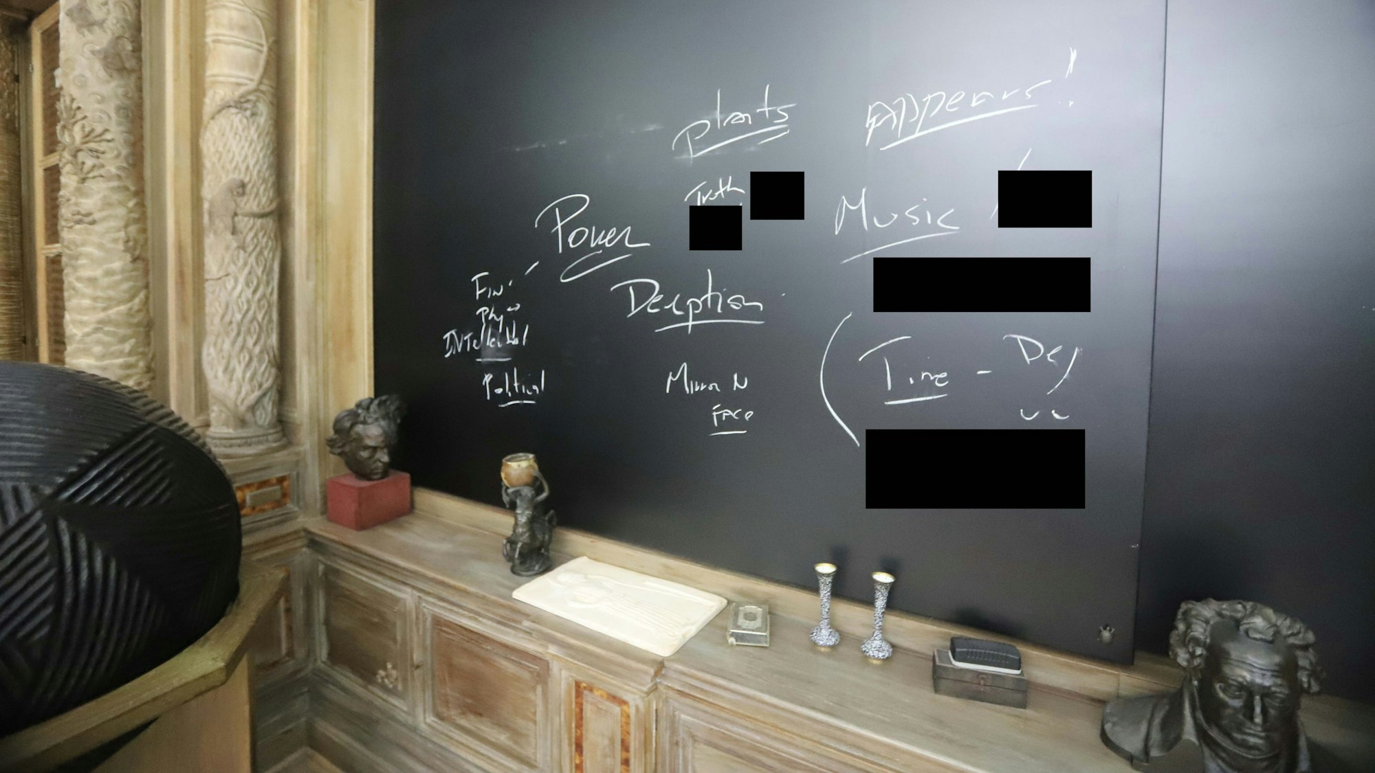 Ein weiteres Foto zeigt eine Tafel mit den Wörtern „Macht“, „Täuschung“, „Intrigen“ und „Politik“.