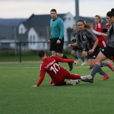 Die Zülpicher Spielerin Celine Hilgers versucht mit einer Grätsche, an den Ball zu gelangen.
