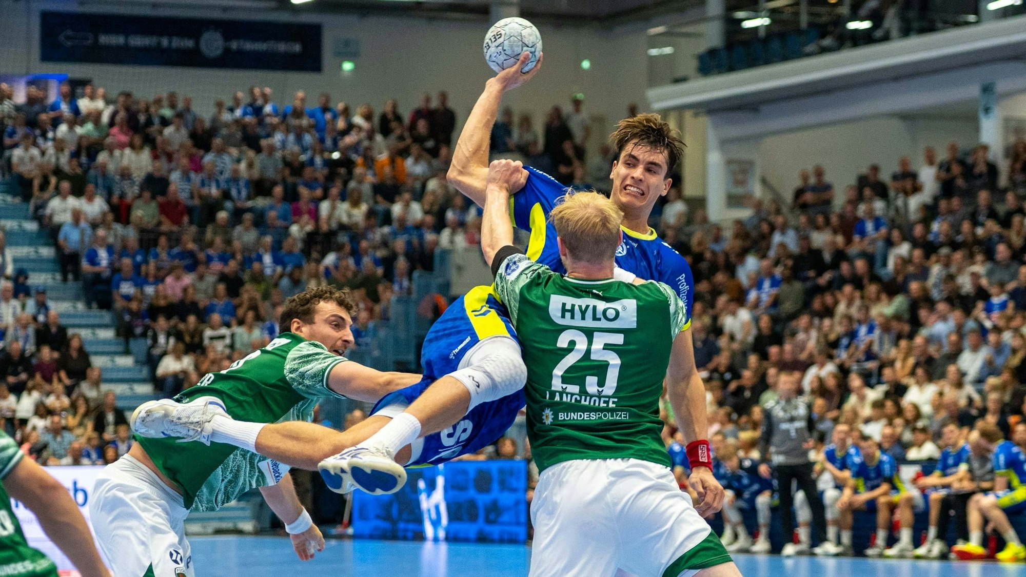 Tim Freihoefer, Linksaußen, Fuechse Berlin 20, Matthes Langhoff, Linksaußen/Rueckraum, Fuechse Berlin 25,Julian Koester, Rueckraum, VfL Gummersbach 7,VfL Gummersbach vs. Fuechse Berlin, Daikin Handball Bundesliga, Herren ,4. Spieltag, 14.09.2025 Gummersbach NRW Deutschland *** Tim Freihoefer, Left wing, Fuechse Berlin 20 ,Matthes Langhoff, Left wing back, Fuechse Berlin 25 ,Julian Koester, Back, VfL Gummersbach 7 ,VfL Gummersbach vs Fuechse Berlin, Daikin Handball Bundesliga, Men ,4 Matchday, 14 09 2025 Gummersbach NRW Germany Copyright: xkolbert-press/MartinxWdziecznyx