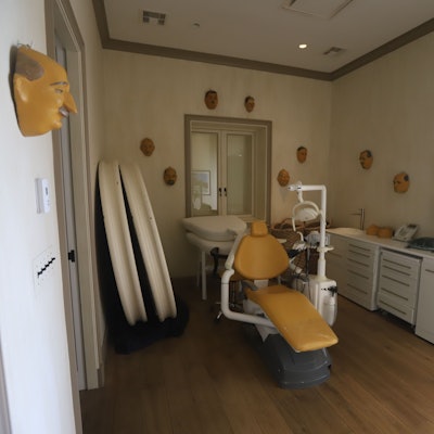 Die Bilder und Videos zeigen Schlafzimmer, Badezimmer, ein Büro sowie einen Raum mit Masken an der Wand, in dem offenbar ein Zahnarztstuhl steht.