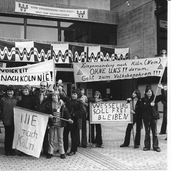 Das Bild zeigt Demonstranten vor dem Rathaus in Wesseling.