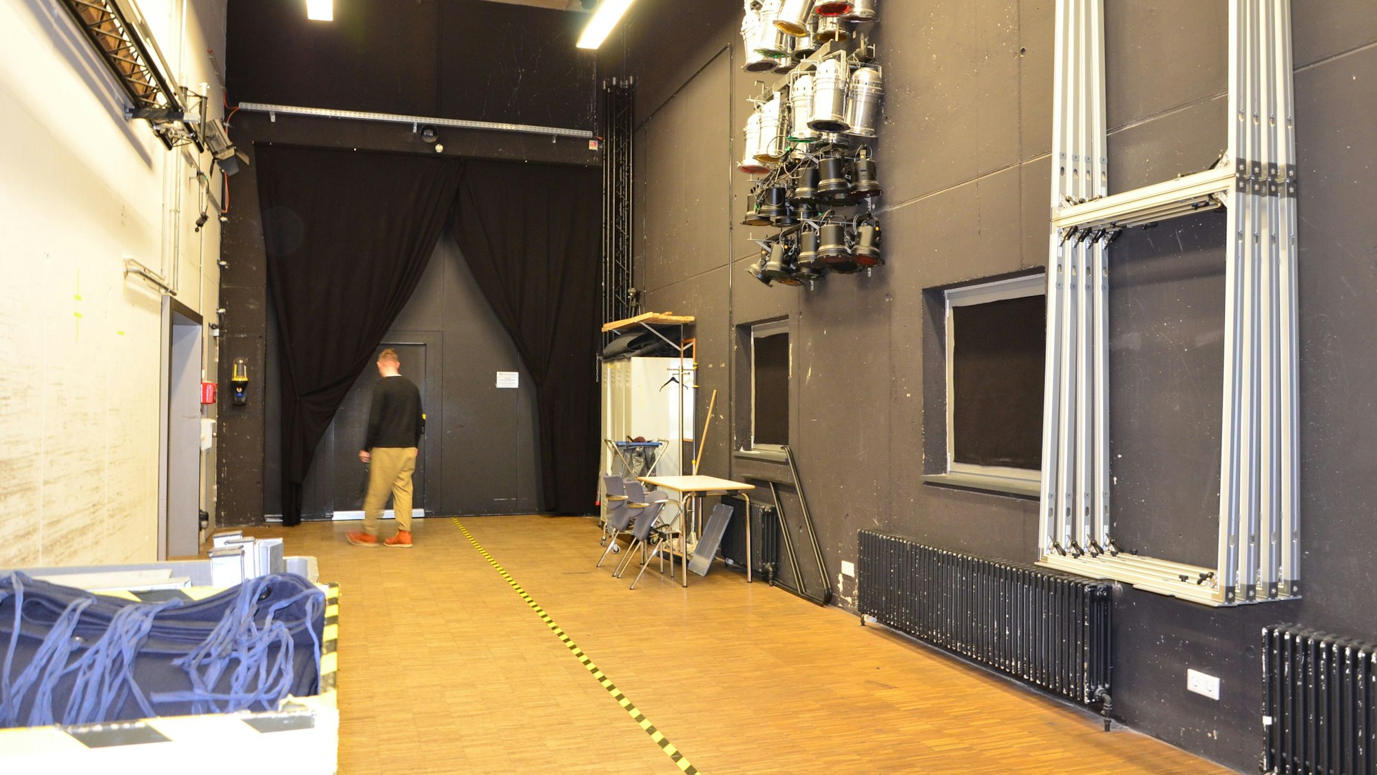Zu sehen ist ein etwa sechs Meter hoher Raum.