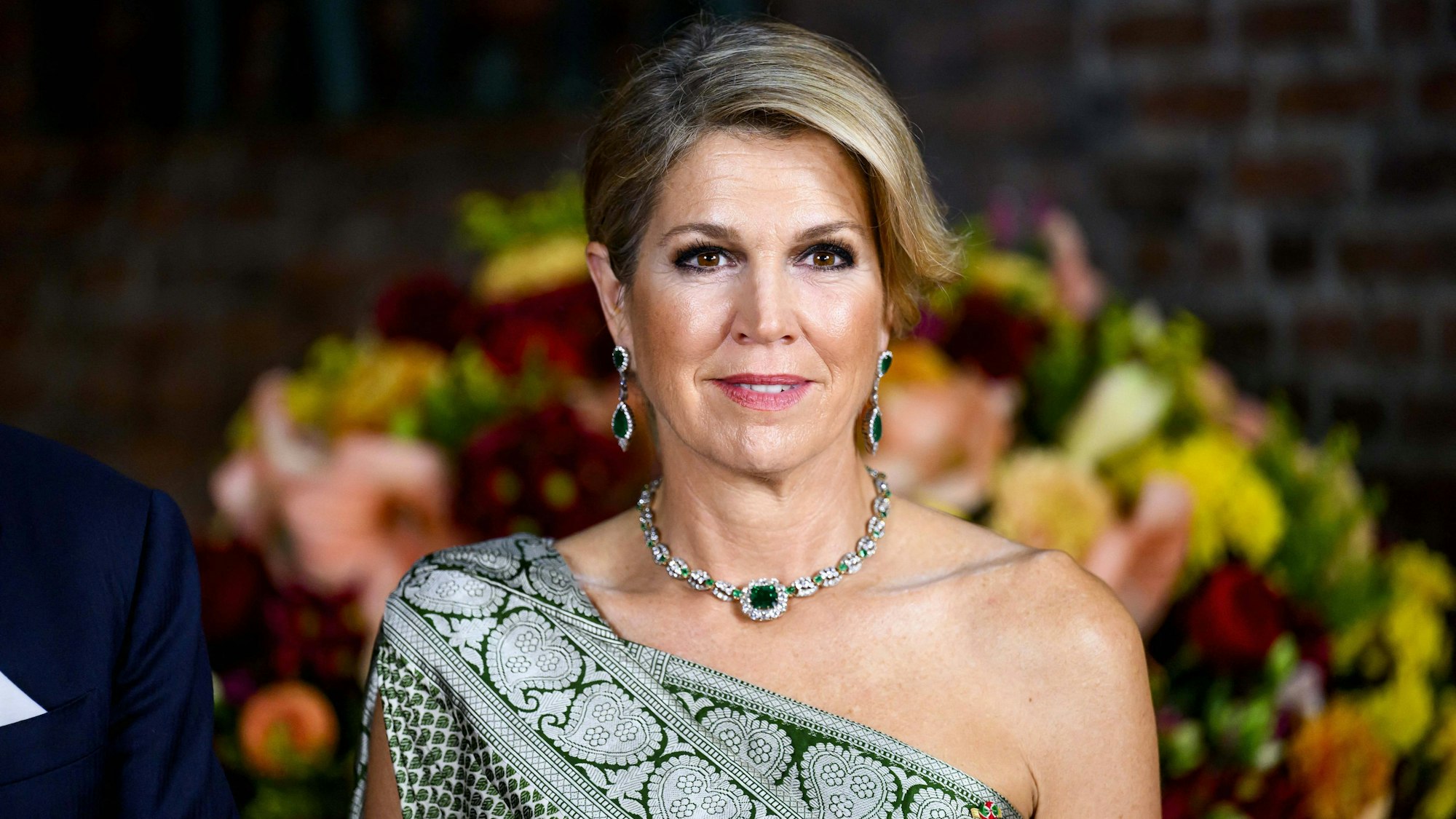 Königin Maxima trifft im „Thalia Theater“ in Paramaribo ein, wo als kulturelles Dankeschön zum Staatsbesuch ein Konzert mit „Sabrina Starke“ und surinamischen Künstlern stattfindet.