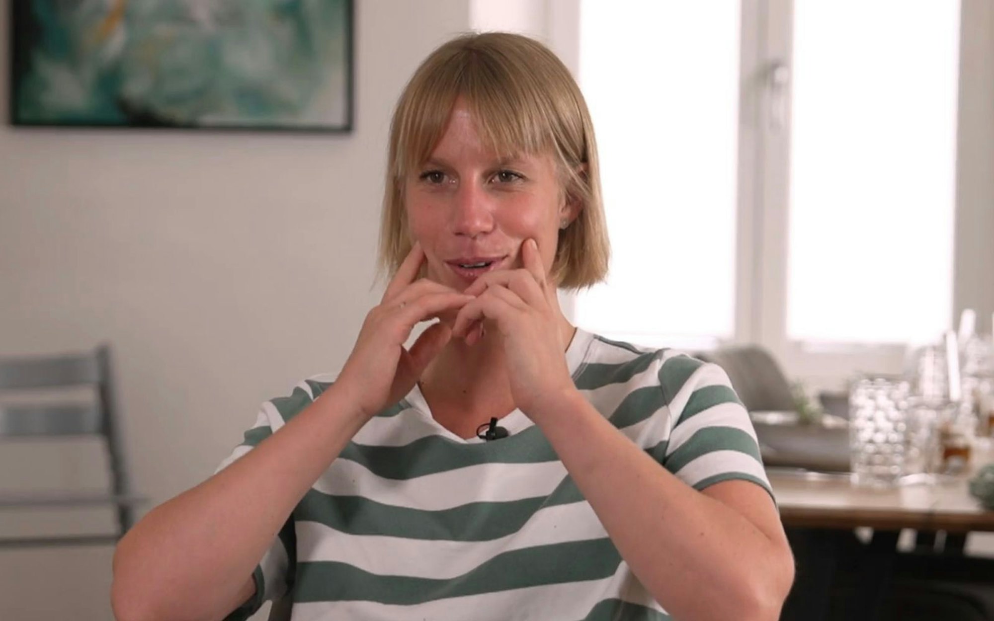 Lena (36) aus Memmingen ist ein fröhlicher Mensch: „Manchmal hab ich richtig Muskelkater vom Lachen!“ (Bild: RTL)