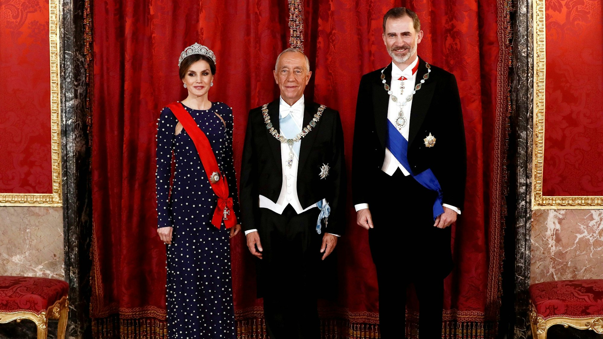 Königin Letizia (l) und König Felipe (r) beim Staatsbesuch von Portugals Präsident Marcelo Rebelo de Sousa im Jahr 2018.