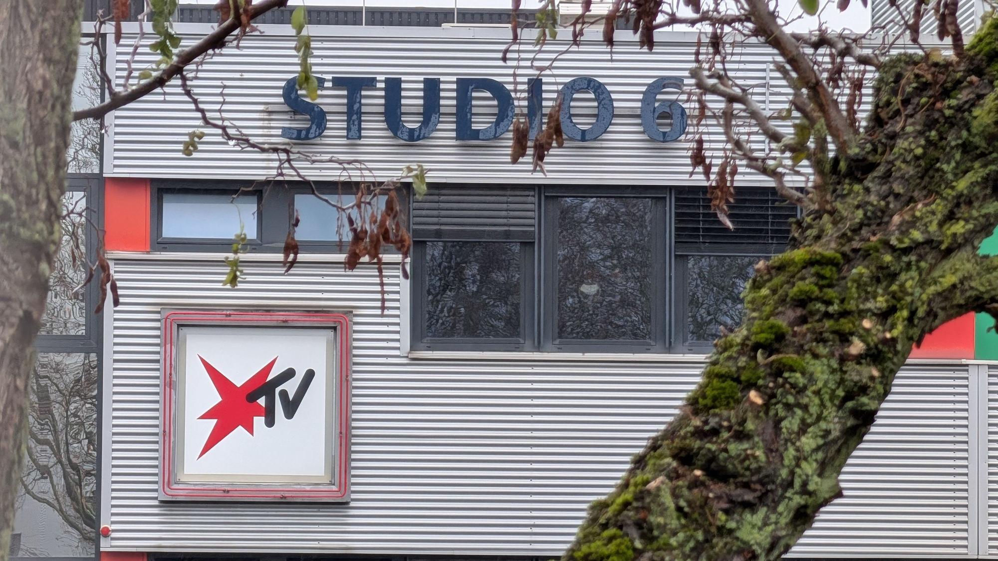 Das Foto zeigt eine Außenaufnahme der Fassade von Studio 6 mit dem Schild mit der Aufschrift „Stern TV“.