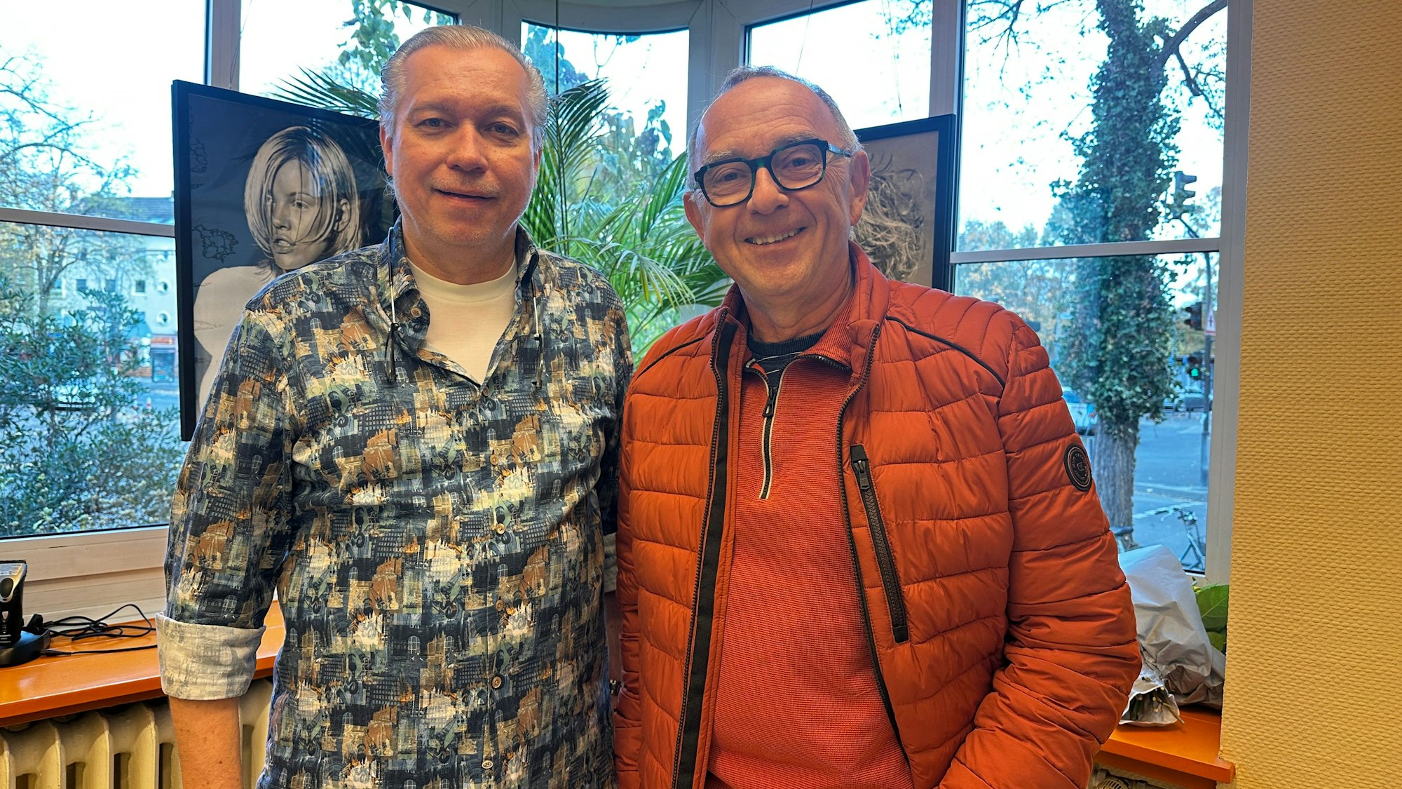 Zwei Männer stehen nebeneinander in einem Friseursalon.