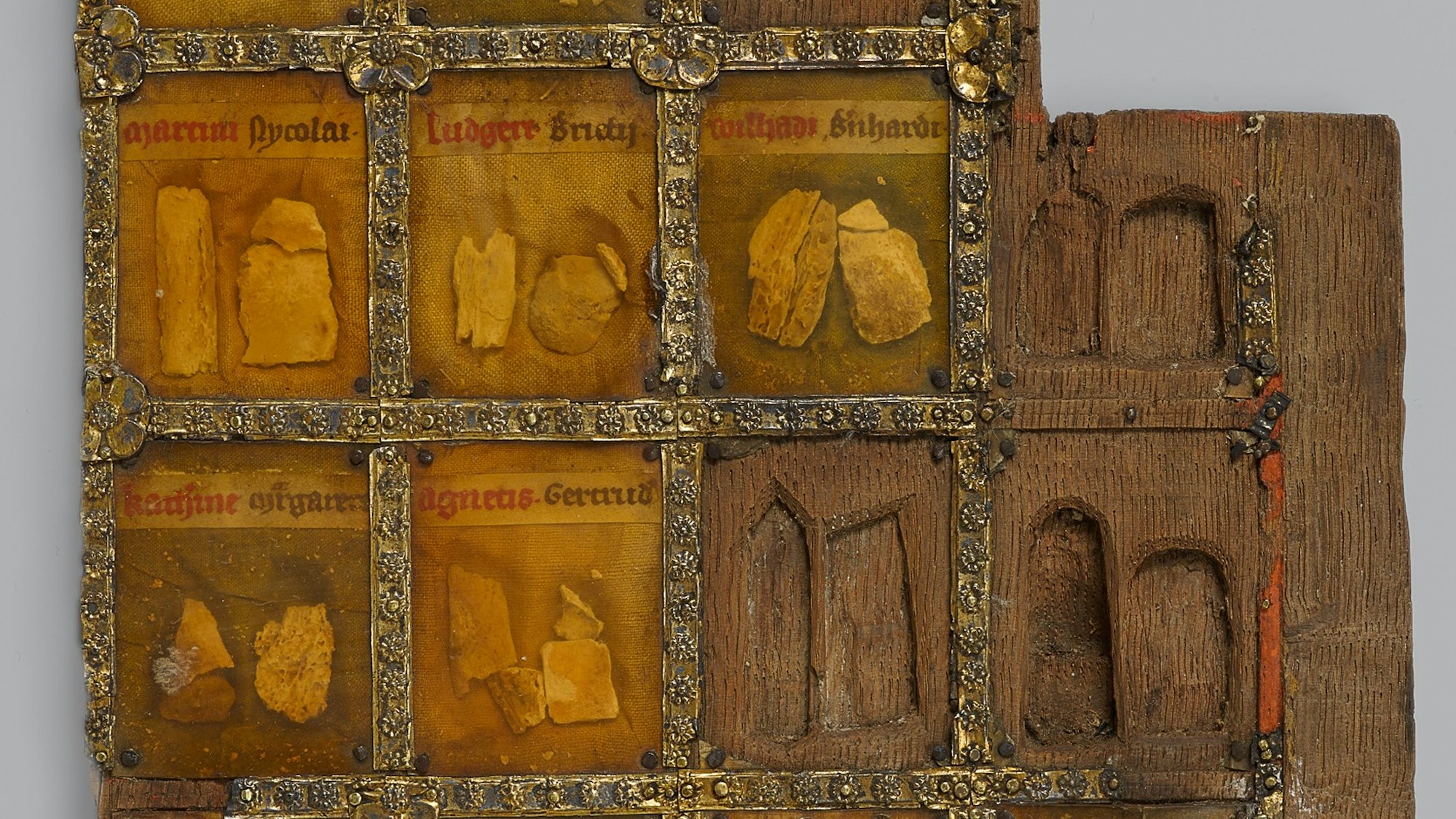 Tafelreliquiar (Köln, 13. Jahrhundert) aus dem Museum Schnütgen in Köln. Im Feld oben links befindet sich eine Reliquie des heiligen Nikolaus.