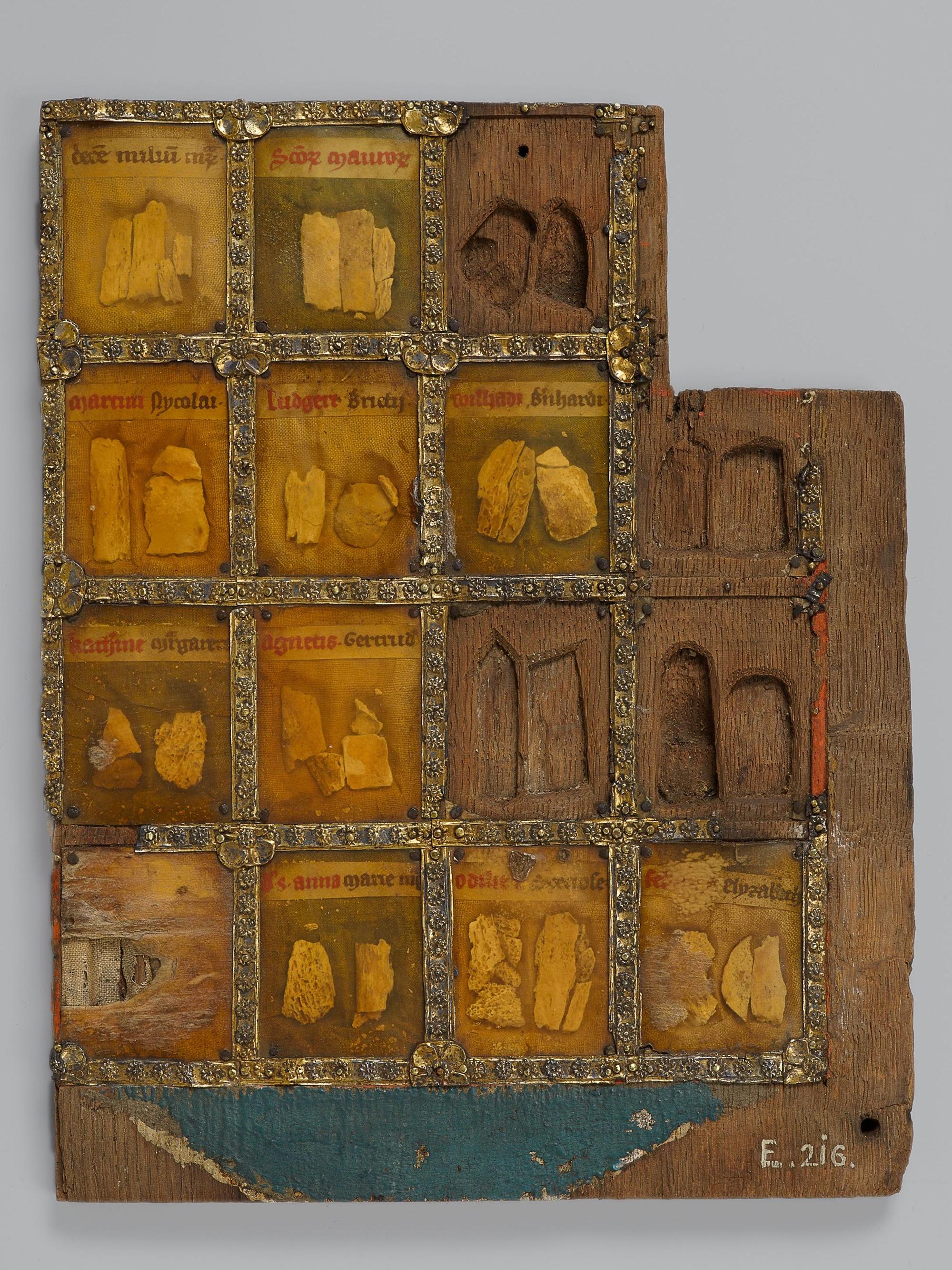 Tafelreliquiar (Köln, 13. Jahrhundert) aus dem Museum Schnütgen in Köln. Im Feld oben links befindet sich eine Reliquie des heiligen Nikolaus.