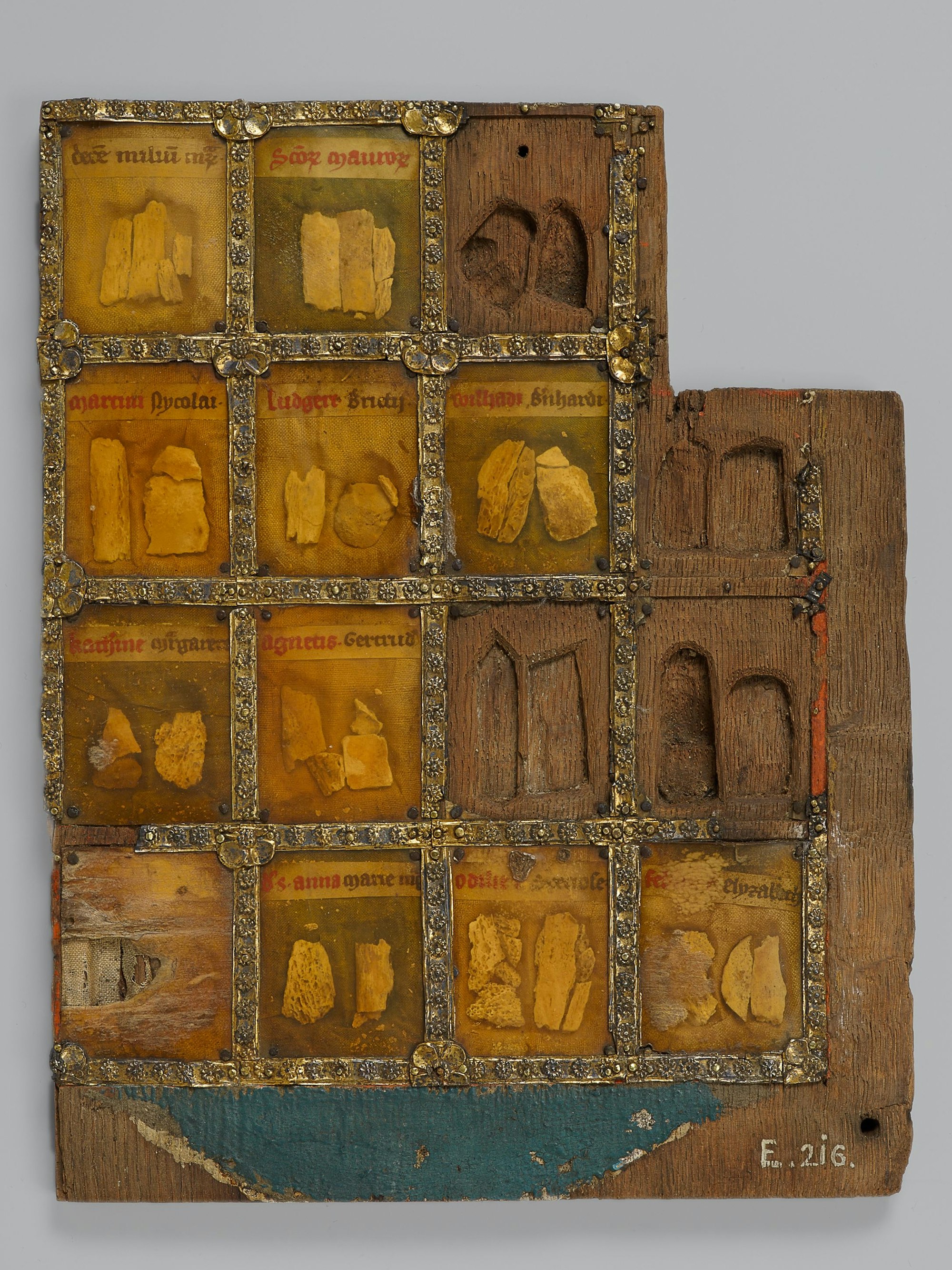 Tafelreliquiar (Köln, 13. Jahrhundert) aus dem Museum Schnütgen in Köln. Im Feld oben links befindet sich eine Reliquie des heiligen Nikolaus.