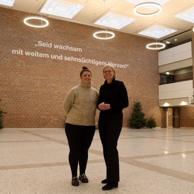 Carolin Neswadba und Isabel Mießeler stehen im leeren Pädagogischen Zentrum.