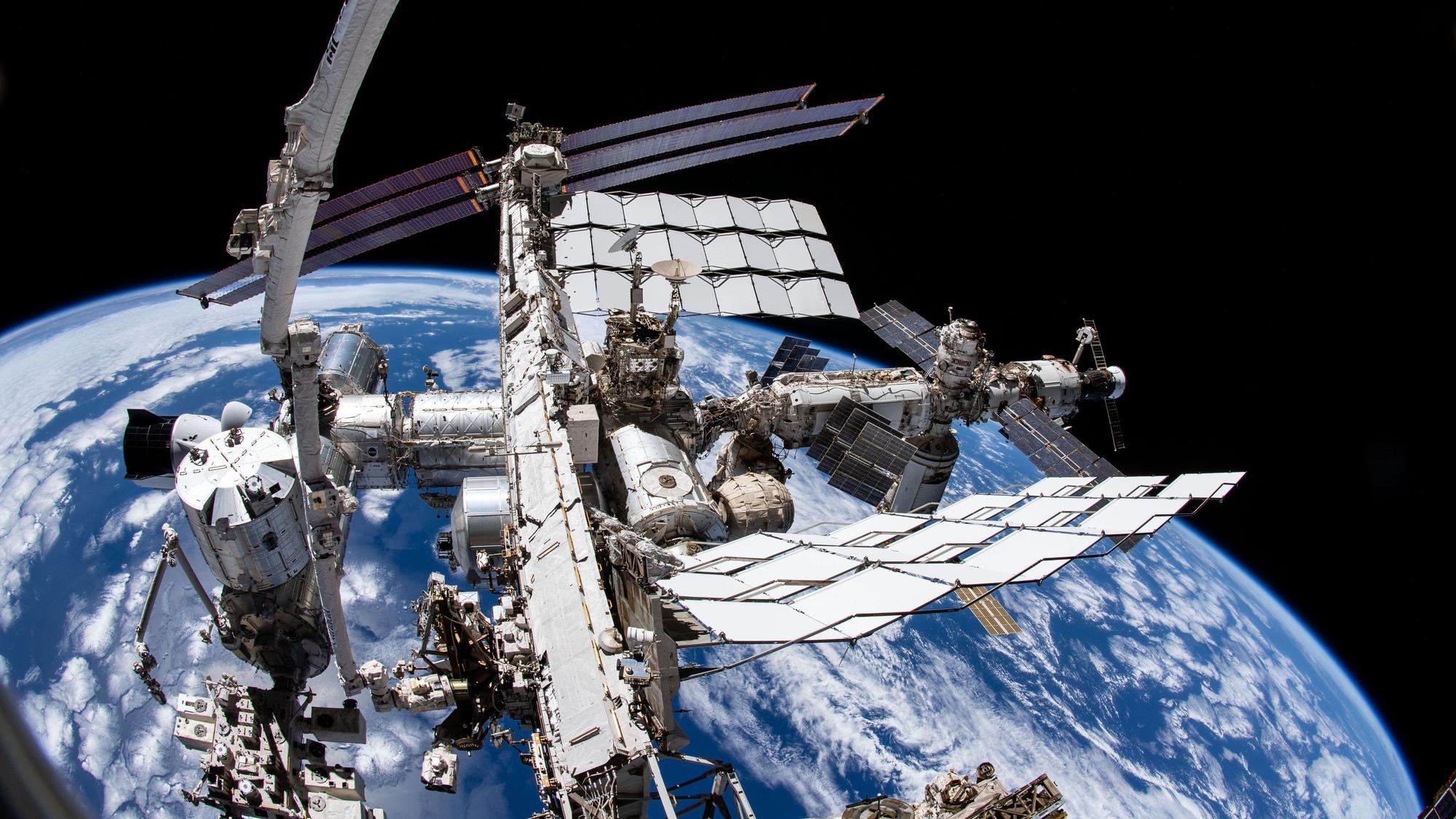 Eine Aufnahme aus der Kamera des Nasa-Astronauten Thomas Marshburn zeigt die Internationale Raumstation ISS und die Erde darunter.