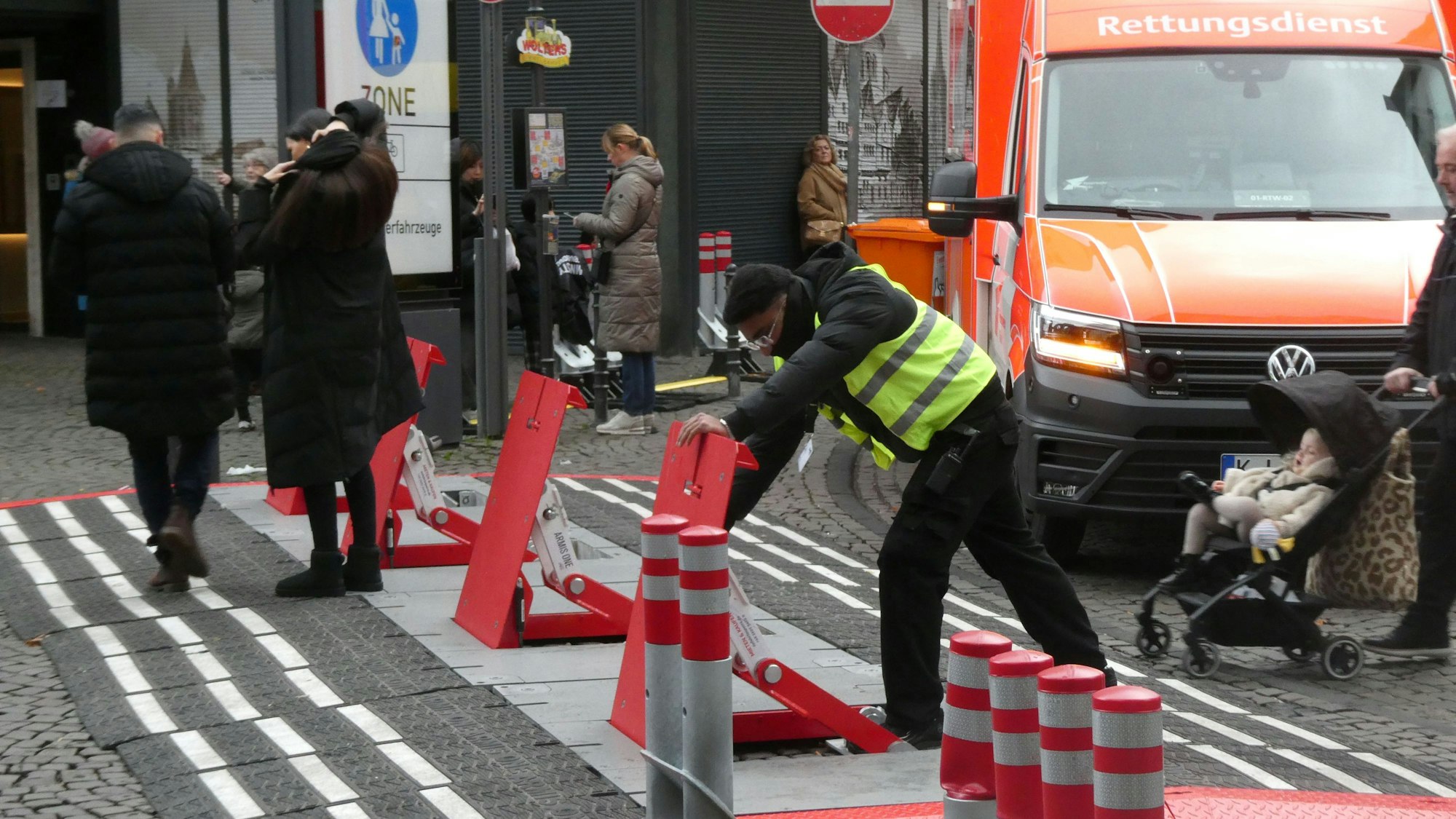 Der Mitarbeiter einer Sicherheitsfirma schließt die Baken.