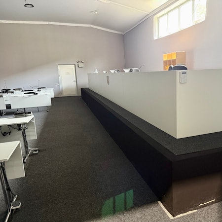 Saal im Behelfsbau des Kölner Landgerichts