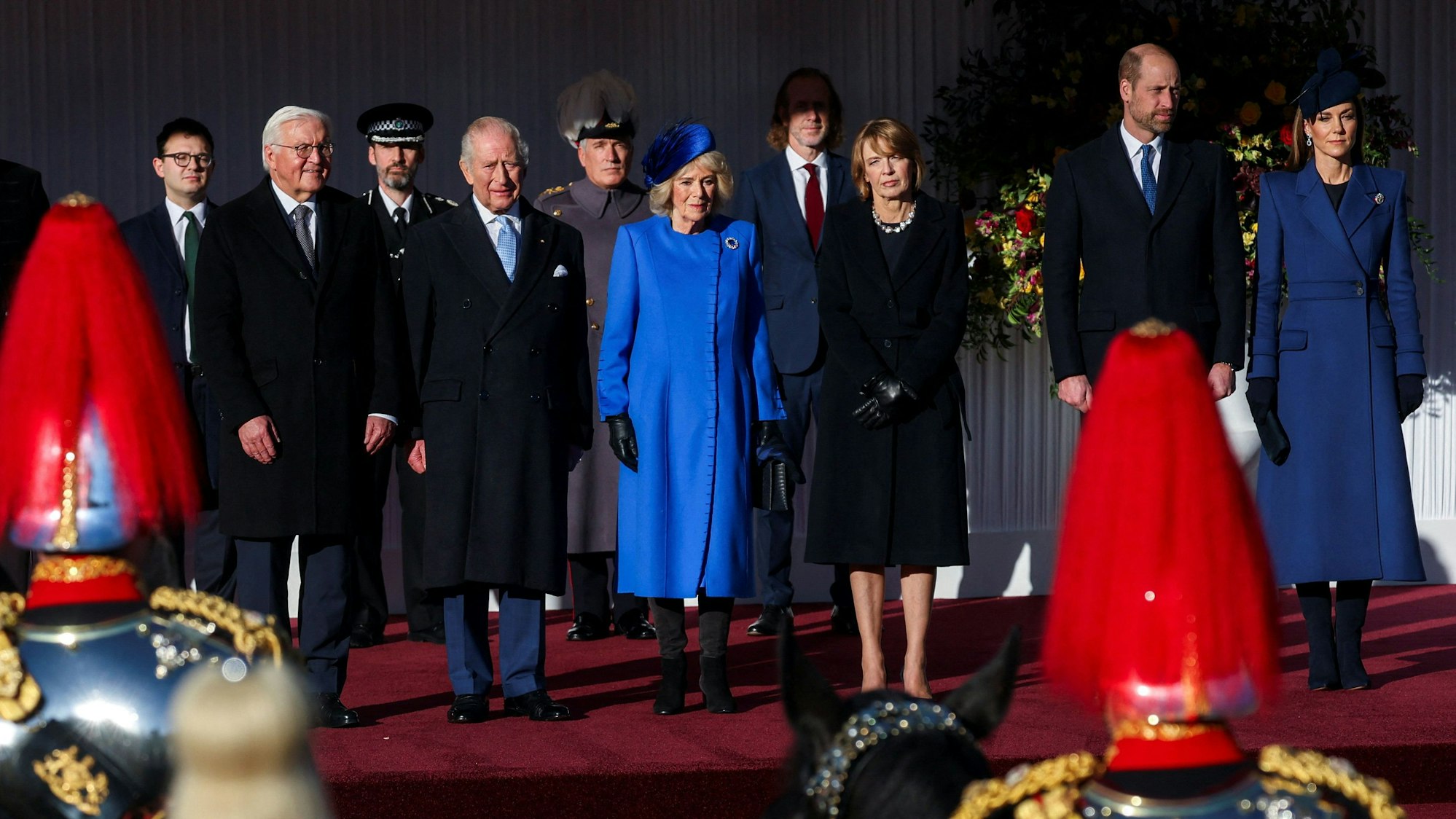 Auf der Bühne (von links): Bundespräsident Frank-Walter Steinmeier, König Charles III., Königin Camilla, Steinmeiers Ehefrau Elke Büdenbender, Prinz William und Prinzessin Kate bei der Begrüßungszeremonie in der Datchet Road in Windsor.