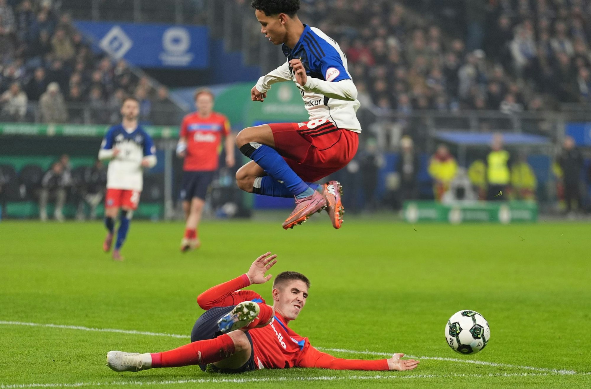 Umkämpftes Spiel im Pokal zwischen dem HSV und Holstein Kiel.