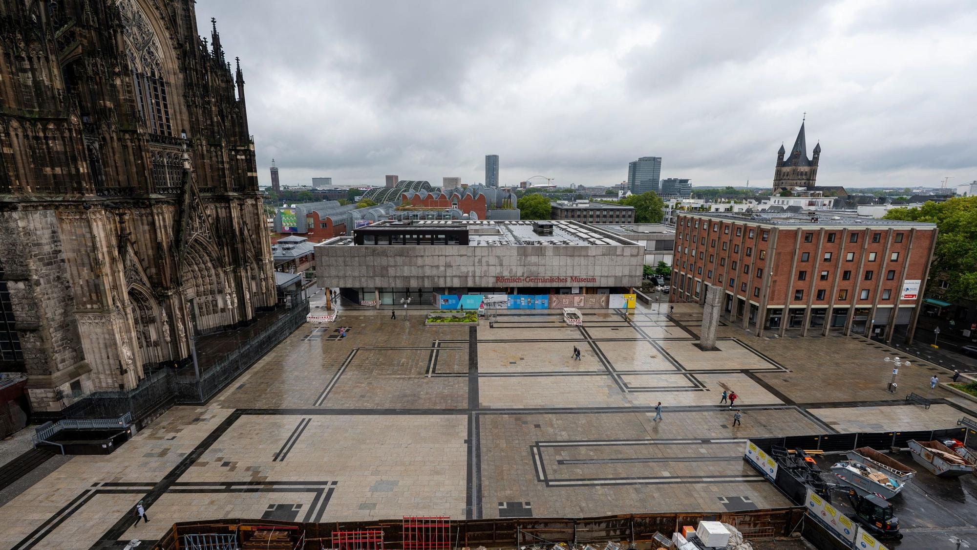 Blick auf den Roncalliplatz mit dem Römisch-Germanischen Museum (RGM) in der Bildmitte sowie dem Kurienhaus (rechts). Links der Dom.