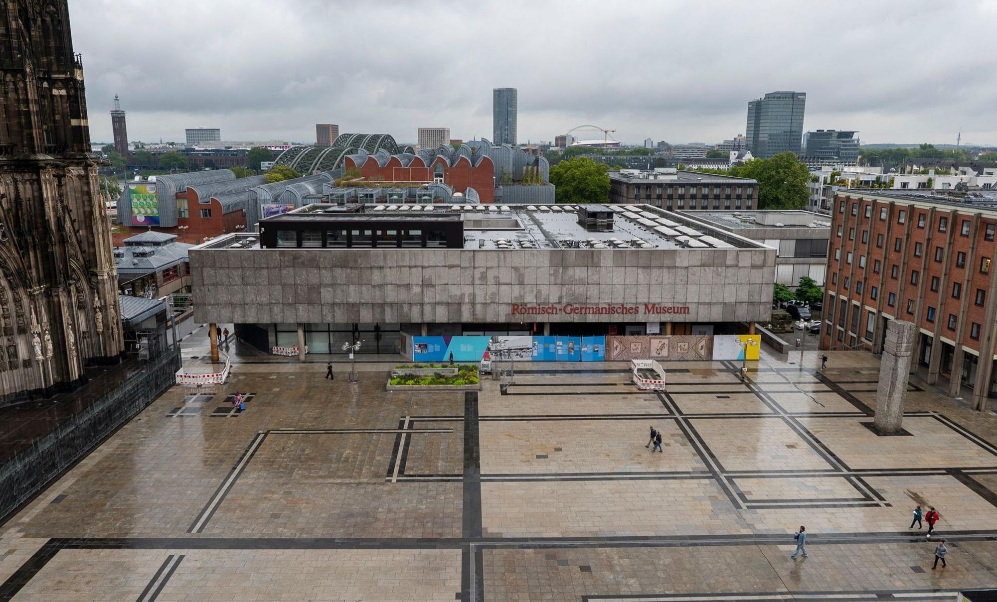 Blick auf den Roncalliplatz mit dem Römisch Germanischen Museum (RGM) in der Bildmitte.
