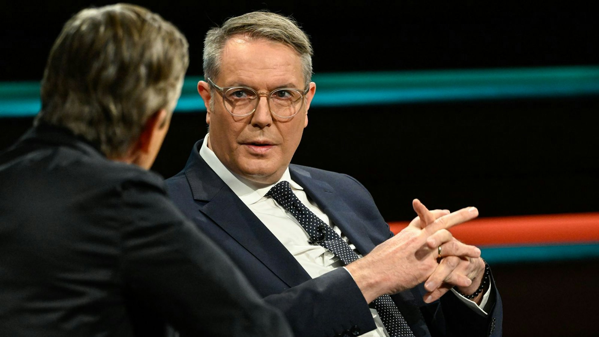 Markus Lanz lachte, als Alexander Schweitzer versuchte, die Worte von Bärbel Bas zu verteidigen. (Bild: ZDF / Markus Hertrich)