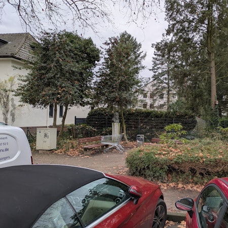 Das Grün am Fürstenbergplatz in Opladen ist deutlich zurückgeschnitten.