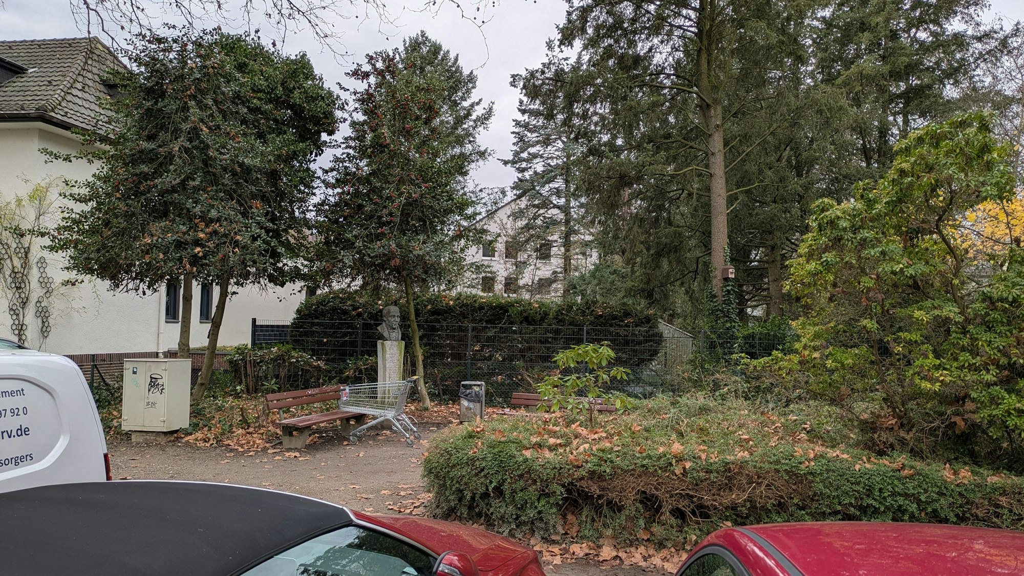 Das Grün am Fürstenbergplatz in Opladen ist deutlich zurückgeschnitten.