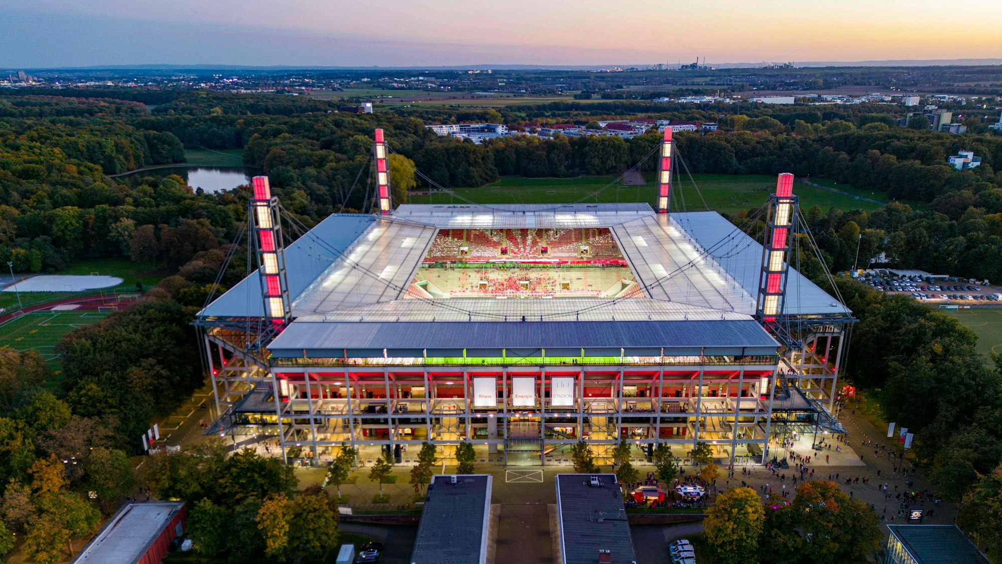 Das Kölner Rheinenergiestadion soll einer der Austragungsorte bei der Fußball-EM der Frauen 2029 werden. (Archivbild)