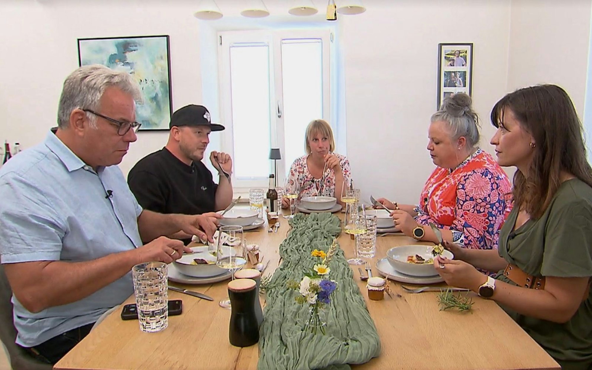An Tag 3 im Allgäu trifft sich die „Dinner“-Runde bei Lena in Memmingen. (Bild: RTL)