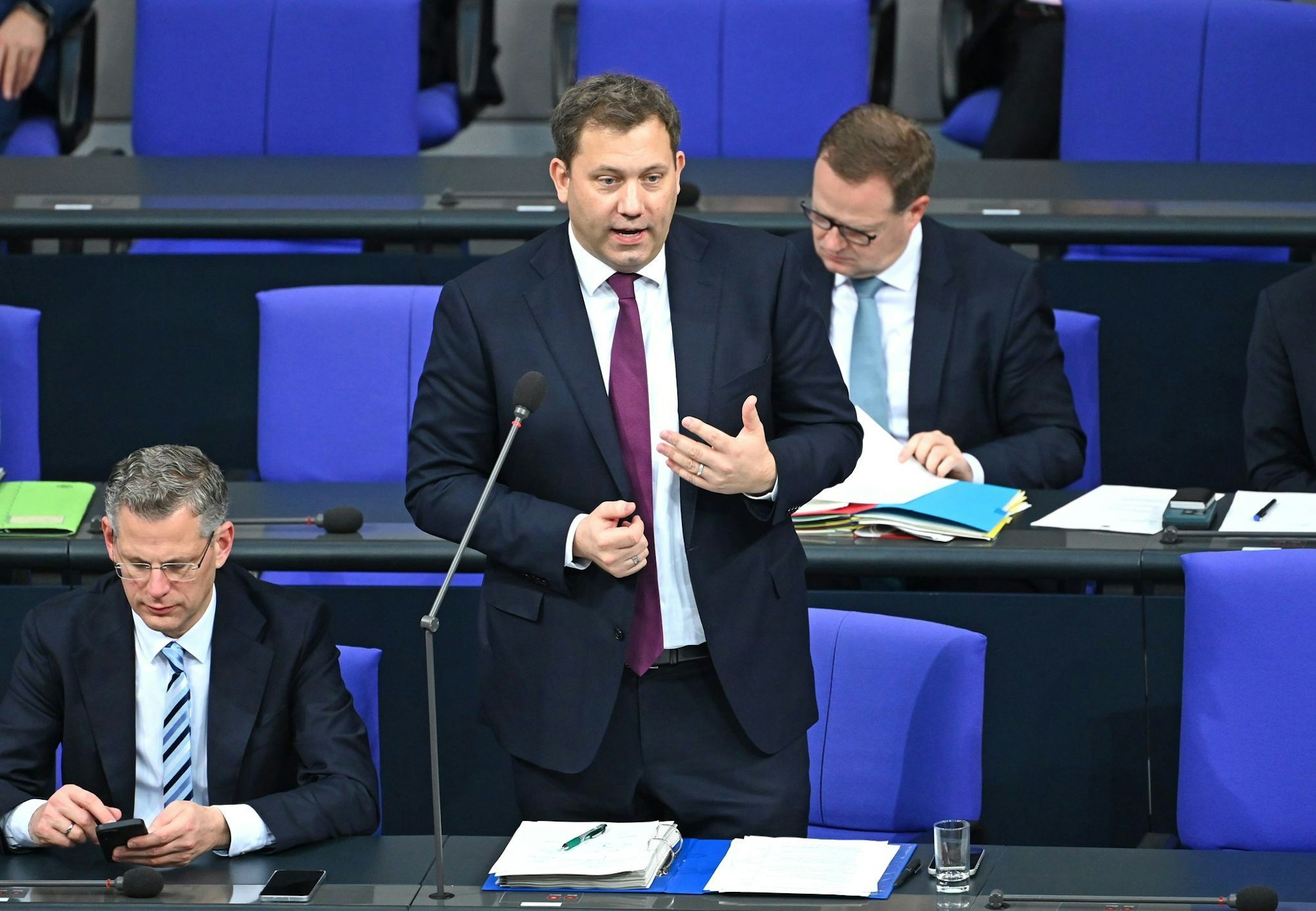 Bundesfinanzminister Lars Klingbeil (SPD) hat die Senkung der Stromsteuer für alle noch nicht komplett abgehakt.