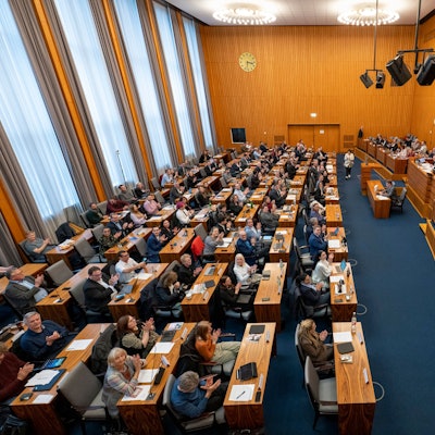 Der Blick in den Kölner Ratssaal. In der Mitte oben sitzt der OB, rechts und links die Dezernentinnen und Dezernenten.
