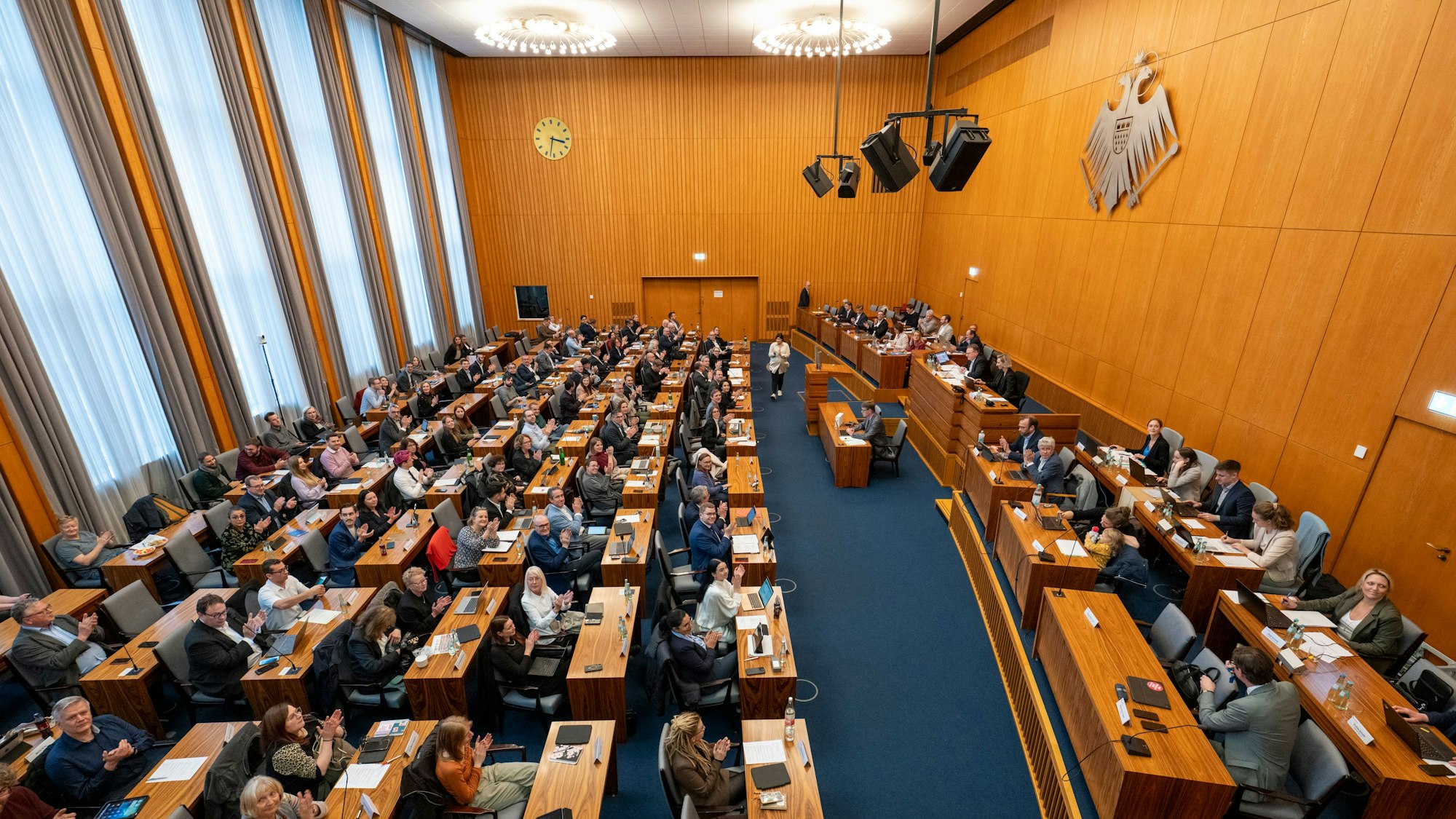 Der Blick in den Kölner Ratssaal. In der Mitte oben sitzt der OB, rechts und links die Dezernentinnen und Dezernenten.