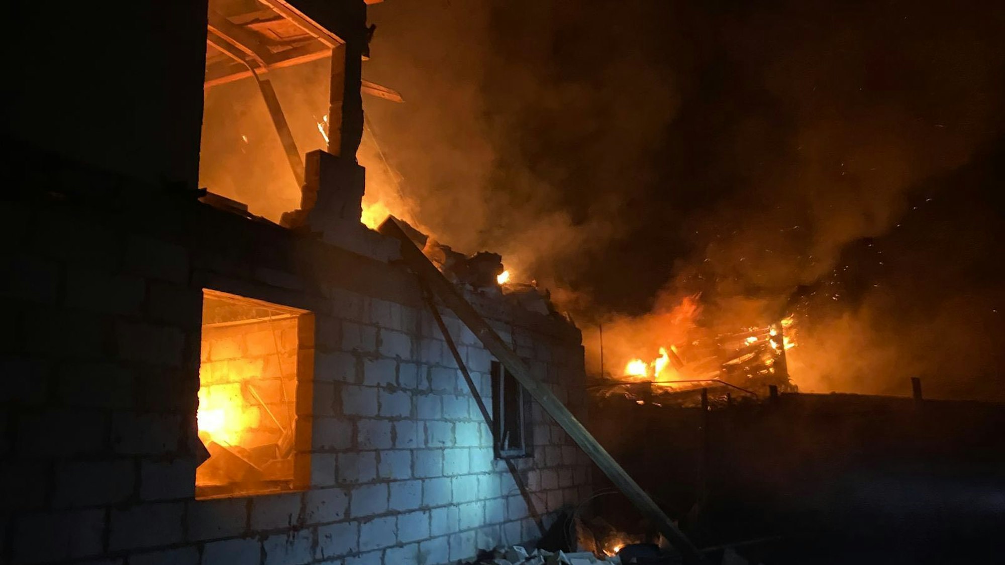 Häuser stehen in Flammen nach einem russischen Angriff auf die ukrainische Stadt Butscha im Nordwesten von Kiew.