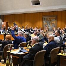 Blick auf die Teilnehmer einer Ratssitzung.