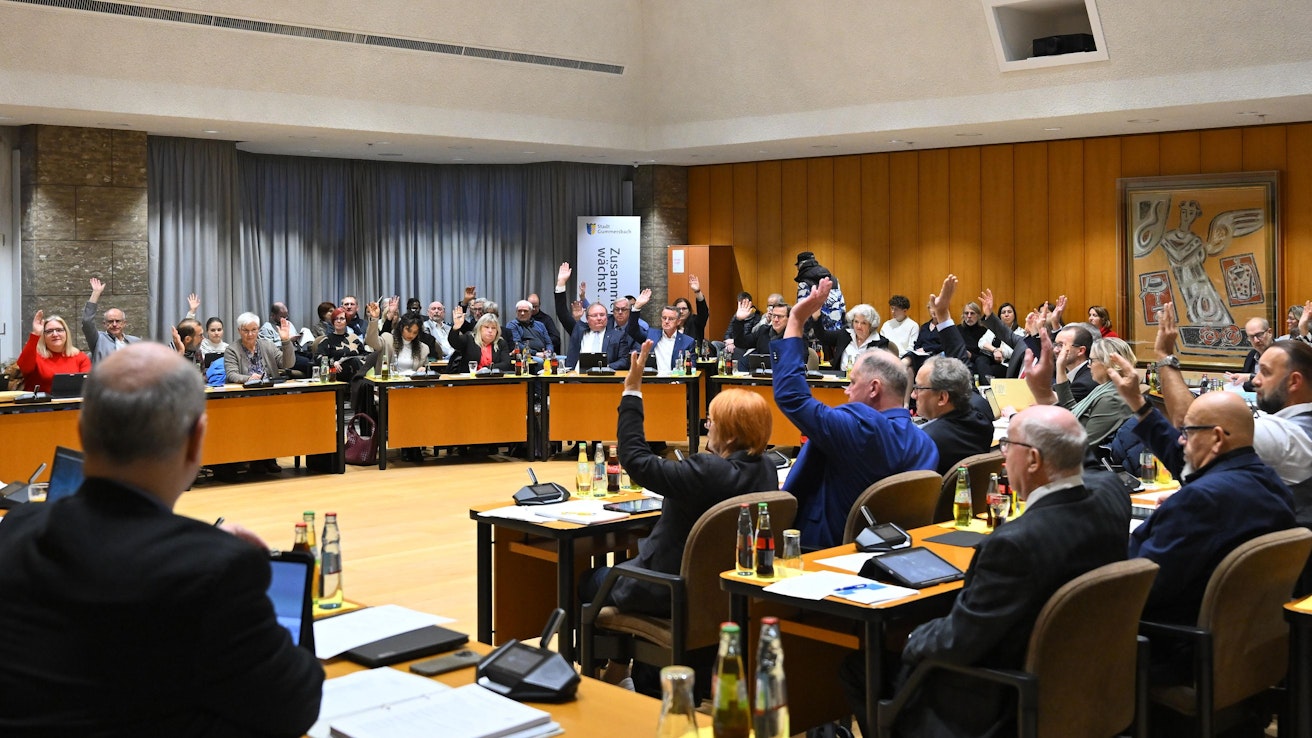 Blick auf die Teilnehmer einer Ratssitzung.