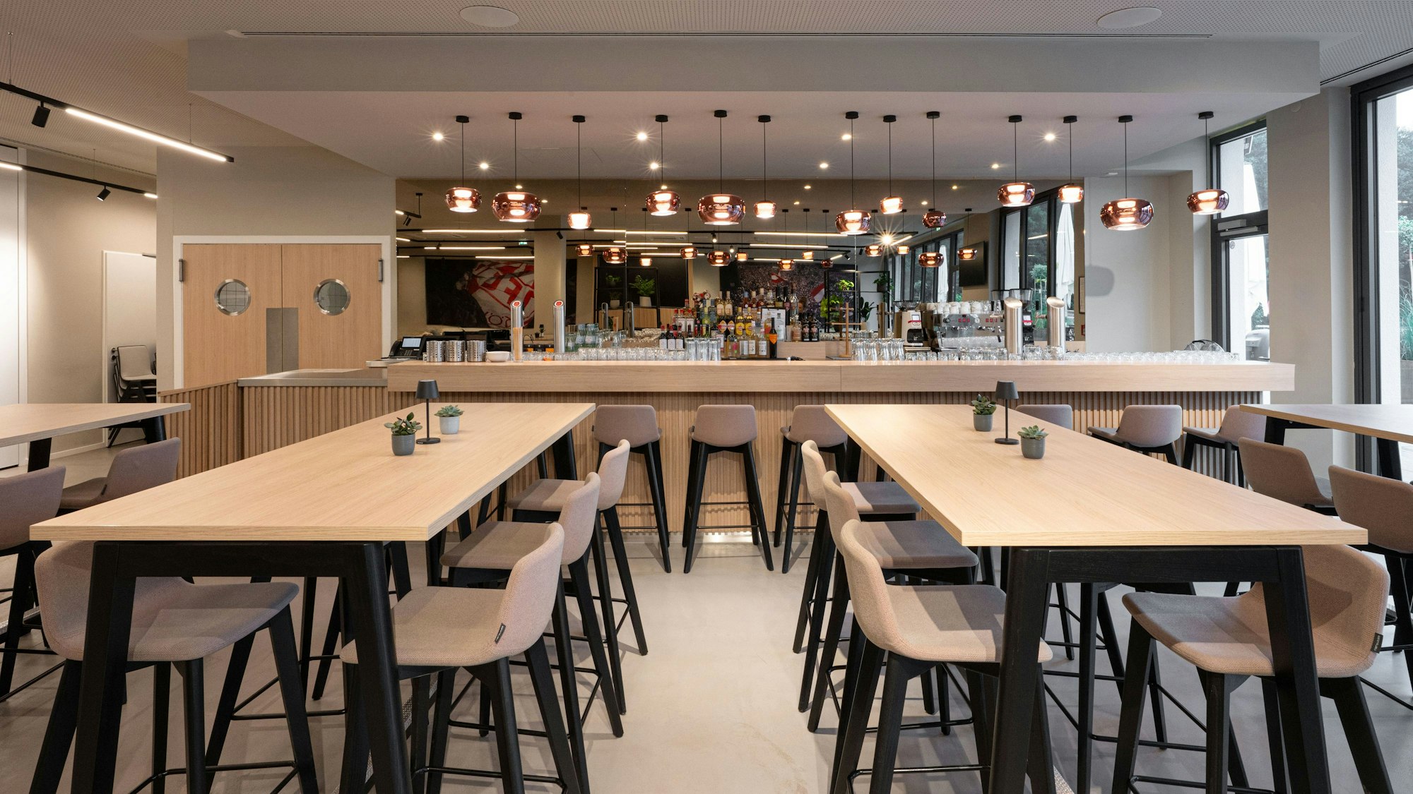 Ein Blick in einen sanierten Raum des Geißbockheims des 1. FC Köln.