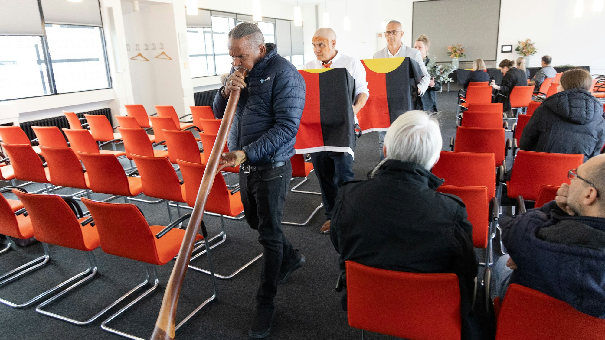 Yarra Dryden / Dja Dja Wurrung Community / Victoria, Ray Ahmat / Dja Dja Wurrung Community / Victoria, David Doble / A/g Assistant Secretary First Nations Policy and Regional Arts Branch. Repatriierung Schädel, Delegation Australien, Foto: Jana Bauch