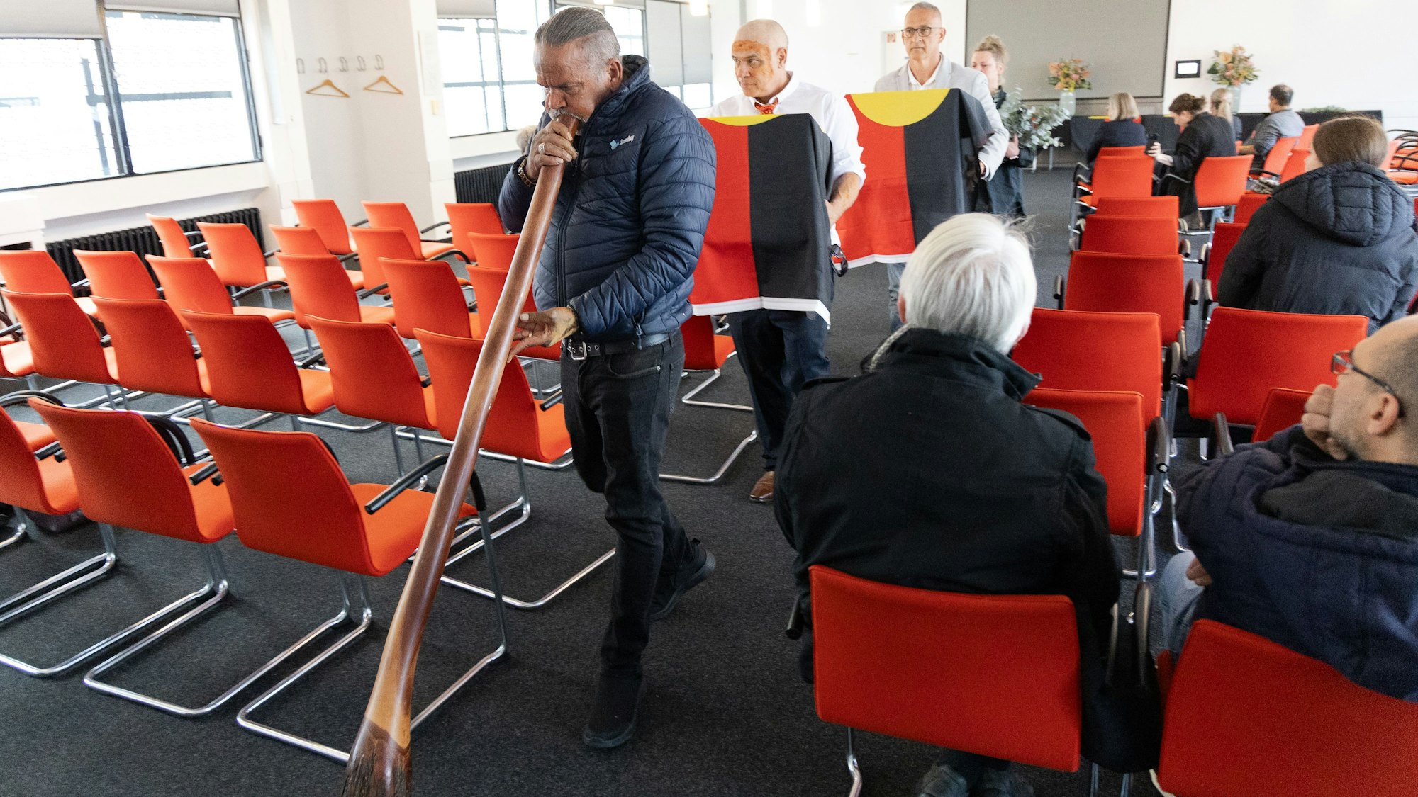 Yarra Dryden / Dja Dja Wurrung Community / Victoria, Ray Ahmat / Dja Dja Wurrung Community / Victoria, David Doble / A/g Assistant Secretary First Nations Policy and Regional Arts Branch. Repatriierung Schädel, Delegation Australien, Foto: Jana Bauch