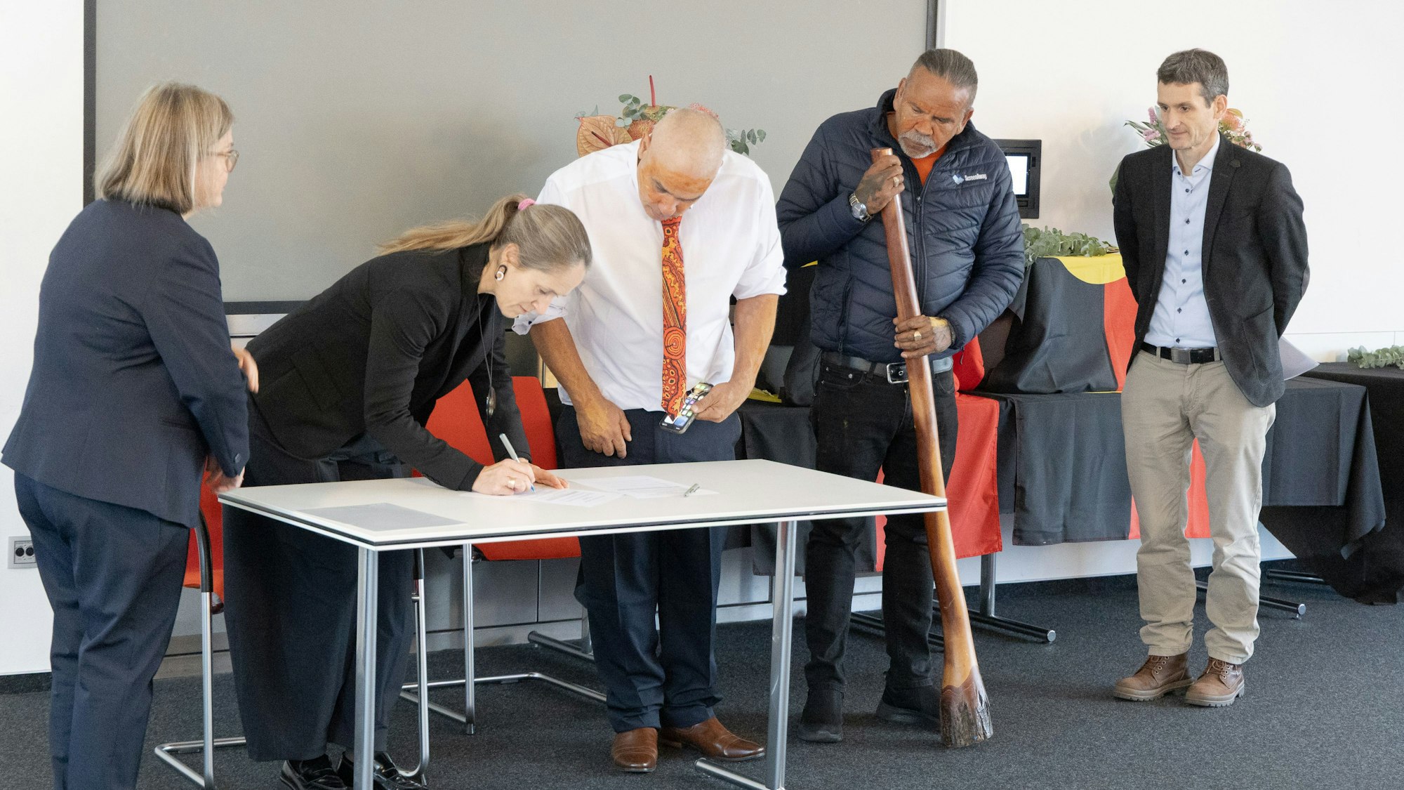 Zeremonie an der Medizinischen Fakultät der Uni Köln: Zwei Schädel wurden an Vertreter der indigenen Community Australiens zurückgegeben – ein dritter fehlte jedoch.