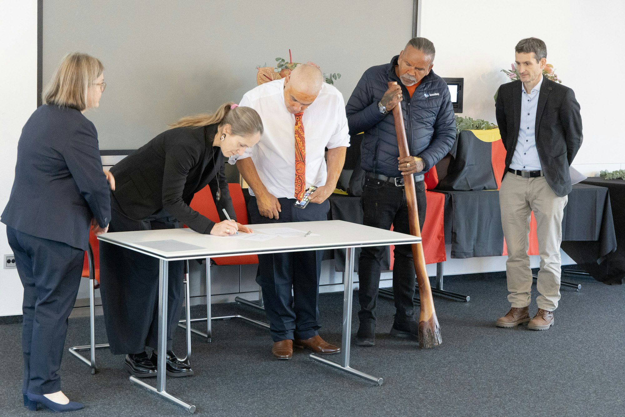 Bei der Zeremonie dabei war Natsha Smith, Botschafterin Australiens in Deutschland, Beatrix Busse, Prorektorin für Lehre und Studium, Ray Ahmat, Dja Dja Wurrung Community, Victoria, Yarra Dryden, Dja Dja Wurrung Community Victoria,